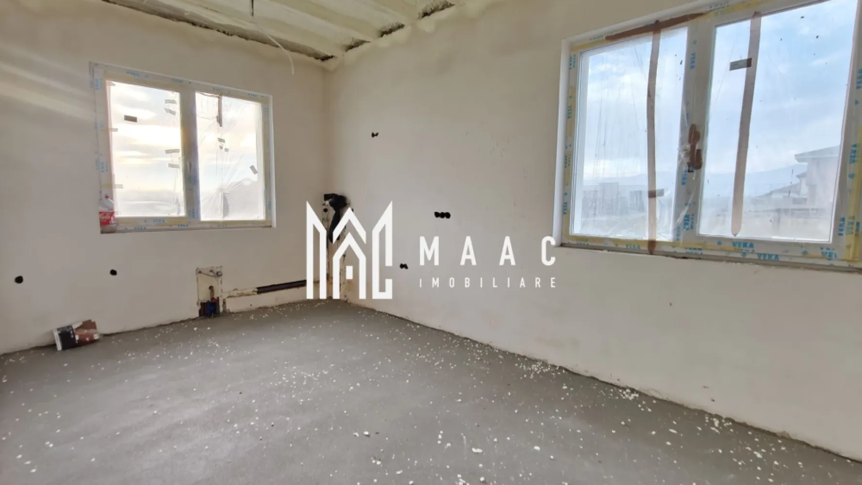 Casă tip duplex I 3 camere I Curte I Panouri solare I Cristian - MAAC Imobiliare propune spre vânzare o parte a unei case tip duplex, construită și intabulată în 2025, amplasată într-o zonă liniștită din comuna Cristian. 

Proprietatea dispune de un teren de 479 mp, o amprentă la sol de 142 mp, o suprafață utilă de 103 mp, două locuri de parcare și curte proprie, oferind un echilibru ideal între confort și funcționalitate.

Locuința este compartimentată eficient, cu un living generos prevăzut cu zonă de dining și acces pe terasă, bucătărie separată, două dormitoare (unul dintre ele dotat cu dressing), baie principală, baie de serviciu, cameră tehnică și hol de acces. 
De asemenea, podul este accesibil prin scară ascunsă și poate fi folosit ca spațiu suplimentar de depozitare.

Construcția este realizată din cărămidă pe fundație de beton izolată cu polistiren extrudat, pereții exteriori fiind termoizolați cu polistiren de 15 cm, iar tavanul cu spumă poliuretanică cu celulă închisă. 
Acoperișul este executat din cherestea cu folie anticondens și acoperit cu țiglă Bramac gri antracit, completat de panouri solare. 
Tâmplăria PVC cu 3 foi de sticlă și peretele comun dublat contribuie la un nivel ridicat de izolare fonică și termică.

Proprietatea este racordată la gaz, apă, canalizare și electricitate, având instalațiile interioare finalizate, încălzire în pardoseală, precum și panouri solare cu baterii de stocare deja instalate. 
Construită conform noilor standarde, locuința se încadrează în clasa energetică A.

Predarea este programată pentru mai 2026, în stadiul de exterior la cheie, iar interiorul poate fi livrat la alb sau la cheie, în funcție de preferințele viitorului proprietar.

Pentru mai multe detalii, contactați MAAC Imobiliare și specificați ID CP2937678