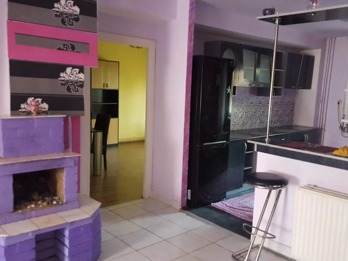 apartament cu patru camere mobilat la Deva 600 euro/luna plus garantie - Apartament cu patru camere mobilat la Deva, cu centrala termica pe gaz, cu masina de spalat, la parter, usa metalica, isolat termic, pat matrimonial sau fotoli extensibil la fiecare camera, 2 TV