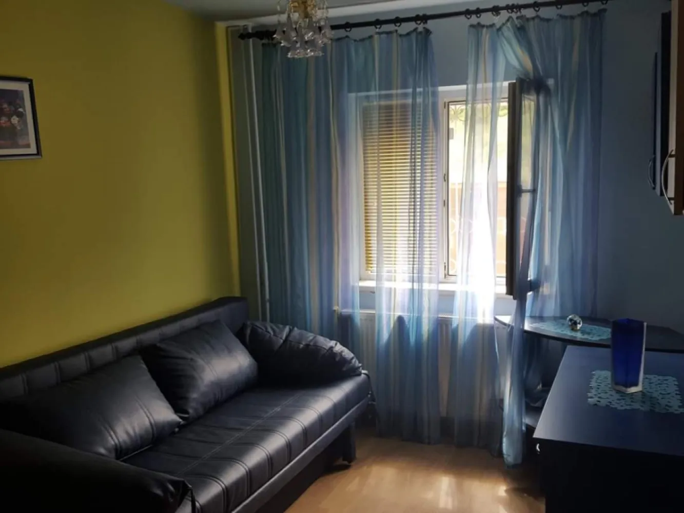 apartament cu patru camere mobilat la Deva 600 euro/luna plus garantie - Apartament cu patru camere mobilat la Deva, cu centrala termica pe gaz, cu masina de spalat, la parter, usa metalica, isolat termic, pat matrimonial sau fotoli extensibil la fiecare camera, 2 TV
