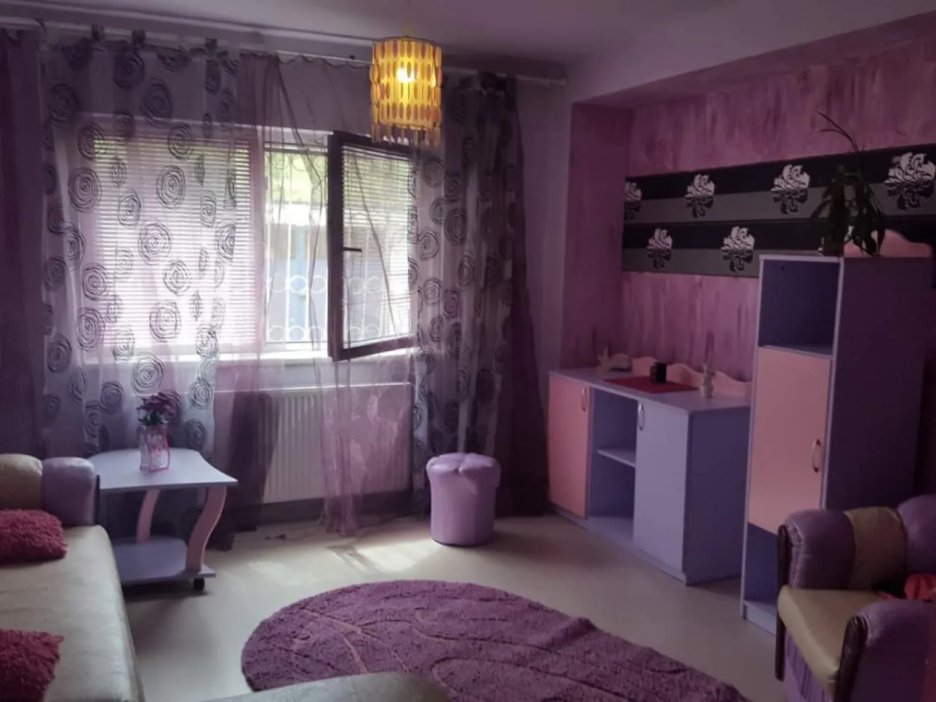 apartament cu patru camere mobilat la Deva 600 euro/luna plus garantie - Apartament cu patru camere mobilat la Deva, cu centrala termica pe gaz, cu masina de spalat, la parter, usa metalica, isolat termic, pat matrimonial sau fotoli extensibil la fiecare camera, 2 TV