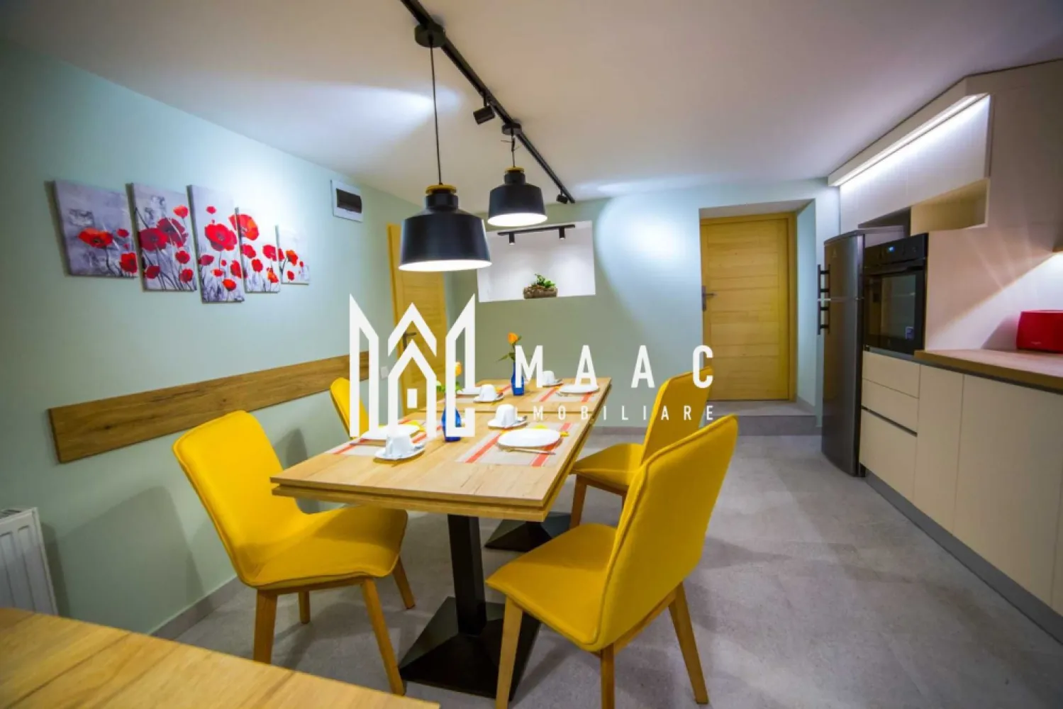 Apartament la casă I 160mpu I 3 camere I Grădină I Lazaret - MAAC Imobiliare vă oferă spre închiriere un apartament la casă, recent renovat și utilat. Casa are 2 apartamente cu intrări și curți separate.

Caracteristici:
- Suprafață utilă: Aproximativ 160 mp, compusă din:
- 3 camere
- 3 băi
- Bucătărie
- Hol central
- Cameră hobby
- Baie de serviciu
- Pivniță

Dotări și Facilități:
- Sistem de climatizare
- Camere de luat vederi
- Jaluzele automate din aluminiu
- Senzori de fum
- Centrală anti-incendiu
- Sistem anti-efracție

Curte:
- Suprafață de aproximativ 500 mp, însorită, cu:
- gazon
-Spațiu de parcare pentru 2-3 mașini
- Filigorie
- Loc de grătar
- Fire pit
- Ciubăr
- Sauna finalizată în proporție de 50%

Avantaje:
- Locuința se pretează pentru închiriere pe termen lung,
- Casa este înconjurată pe toate părțile de spații deschise și grădini, fiind scăldată în soare.
- Proprietatea este situată într-o zonă liniștită, înconjurată de oameni care promovează valorile umane.
- Acces facil către centrul orașului, Promenada Mall, gara principală și autostradă.

Detalii suplimentare:
- La semnarea contractului se percepe rata primei chirii plus garanție.

Concluzie: 
- Această proprietate oferă un apartament la casă recent renovat și utilat, ideal pentru cei care caută confort și siguranță într-un cadru modern. Cu numeroase dotări și facilități, precum și o curte spațioasă și însorită, această locuință este perfectă pentru familii sau oameni de afaceri care doresc să închirieze pe termen lung. 

Contactați-ne pentru a programa o vizionare și pentru a discuta detaliile acestei oferte imobiliare deosebite.
ID: CP2297263