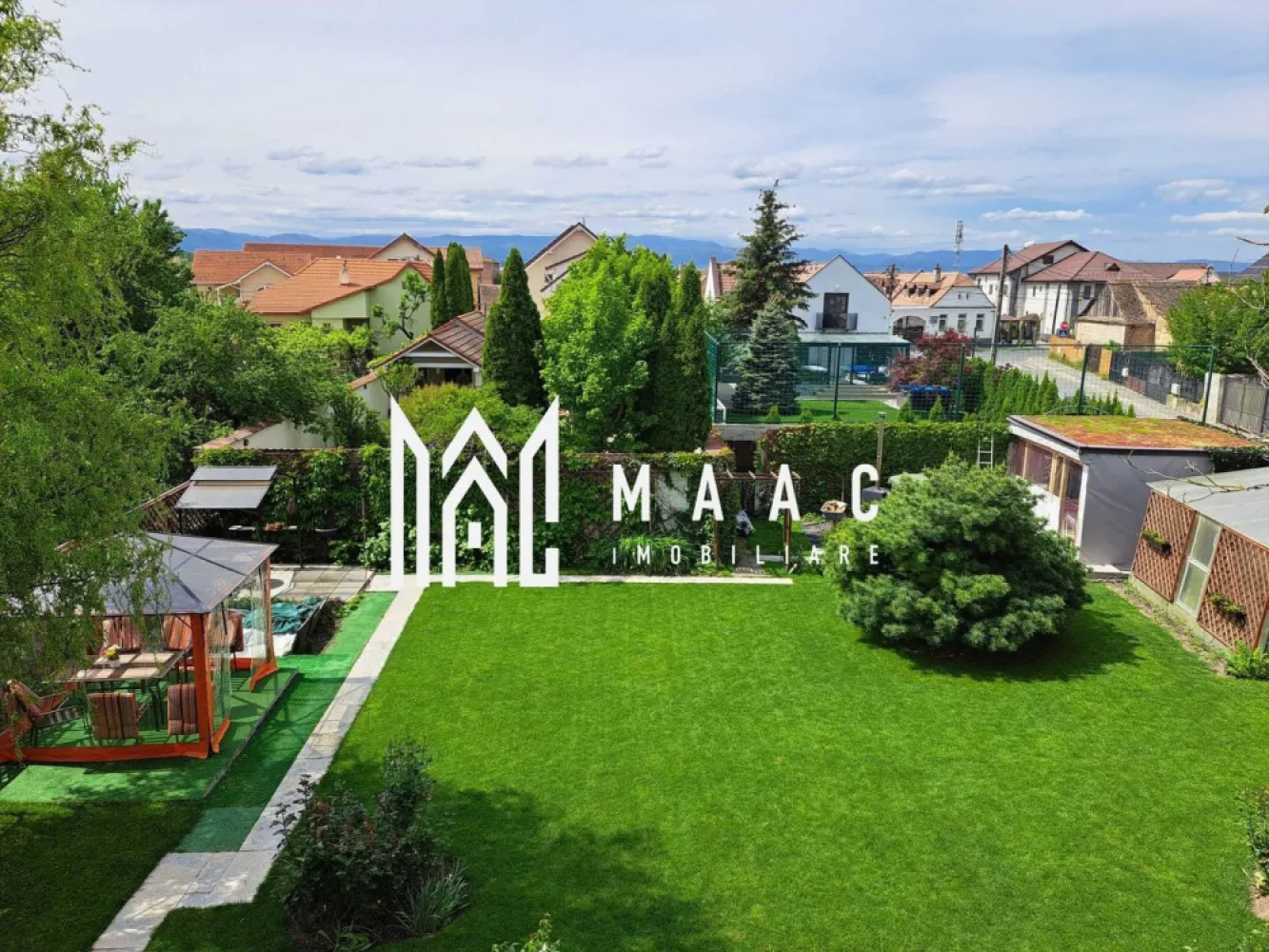 Apartament la casă I 160mpu I 3 camere I Grădină I Lazaret - MAAC Imobiliare vă oferă spre închiriere un apartament la casă, recent renovat și utilat. Casa are 2 apartamente cu intrări și curți separate.

Caracteristici:
- Suprafață utilă: Aproximativ 160 mp, compusă din:
- 3 camere
- 3 băi
- Bucătărie
- Hol central
- Cameră hobby
- Baie de serviciu
- Pivniță

Dotări și Facilități:
- Sistem de climatizare
- Camere de luat vederi
- Jaluzele automate din aluminiu
- Senzori de fum
- Centrală anti-incendiu
- Sistem anti-efracție

Curte:
- Suprafață de aproximativ 500 mp, însorită, cu:
- gazon
-Spațiu de parcare pentru 2-3 mașini
- Filigorie
- Loc de grătar
- Fire pit
- Ciubăr
- Sauna finalizată în proporție de 50%

Avantaje:
- Locuința se pretează pentru închiriere pe termen lung,
- Casa este înconjurată pe toate părțile de spații deschise și grădini, fiind scăldată în soare.
- Proprietatea este situată într-o zonă liniștită, înconjurată de oameni care promovează valorile umane.
- Acces facil către centrul orașului, Promenada Mall, gara principală și autostradă.

Detalii suplimentare:
- La semnarea contractului se percepe rata primei chirii plus garanție.

Concluzie: 
- Această proprietate oferă un apartament la casă recent renovat și utilat, ideal pentru cei care caută confort și siguranță într-un cadru modern. Cu numeroase dotări și facilități, precum și o curte spațioasă și însorită, această locuință este perfectă pentru familii sau oameni de afaceri care doresc să închirieze pe termen lung. 

Contactați-ne pentru a programa o vizionare și pentru a discuta detaliile acestei oferte imobiliare deosebite.
ID: CP2297263