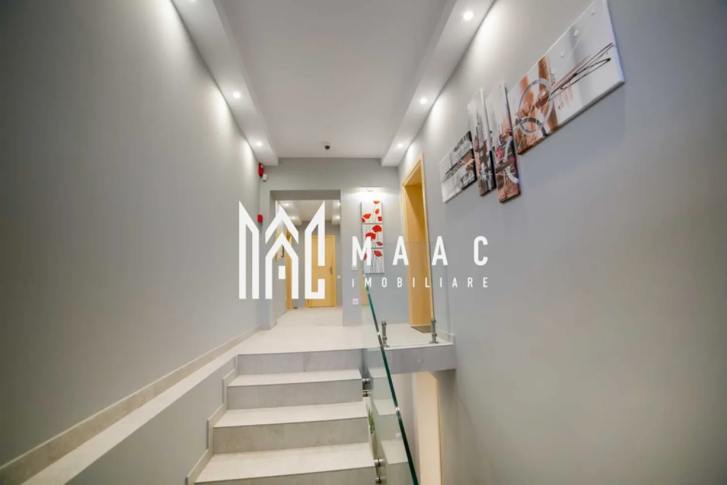 Apartament la casă I 160mpu I 3 camere I Grădină I Lazaret - MAAC Imobiliare vă oferă spre închiriere un apartament la casă, recent renovat și utilat. Casa are 2 apartamente cu intrări și curți separate.

Caracteristici:
- Suprafață utilă: Aproximativ 160 mp, compusă din:
- 3 camere
- 3 băi
- Bucătărie
- Hol central
- Cameră hobby
- Baie de serviciu
- Pivniță

Dotări și Facilități:
- Sistem de climatizare
- Camere de luat vederi
- Jaluzele automate din aluminiu
- Senzori de fum
- Centrală anti-incendiu
- Sistem anti-efracție

Curte:
- Suprafață de aproximativ 500 mp, însorită, cu:
- gazon
-Spațiu de parcare pentru 2-3 mașini
- Filigorie
- Loc de grătar
- Fire pit
- Ciubăr
- Sauna finalizată în proporție de 50%

Avantaje:
- Locuința se pretează pentru închiriere pe termen lung,
- Casa este înconjurată pe toate părțile de spații deschise și grădini, fiind scăldată în soare.
- Proprietatea este situată într-o zonă liniștită, înconjurată de oameni care promovează valorile umane.
- Acces facil către centrul orașului, Promenada Mall, gara principală și autostradă.

Detalii suplimentare:
- La semnarea contractului se percepe rata primei chirii plus garanție.

Concluzie: 
- Această proprietate oferă un apartament la casă recent renovat și utilat, ideal pentru cei care caută confort și siguranță într-un cadru modern. Cu numeroase dotări și facilități, precum și o curte spațioasă și însorită, această locuință este perfectă pentru familii sau oameni de afaceri care doresc să închirieze pe termen lung. 

Contactați-ne pentru a programa o vizionare și pentru a discuta detaliile acestei oferte imobiliare deosebite.
ID: CP2297263