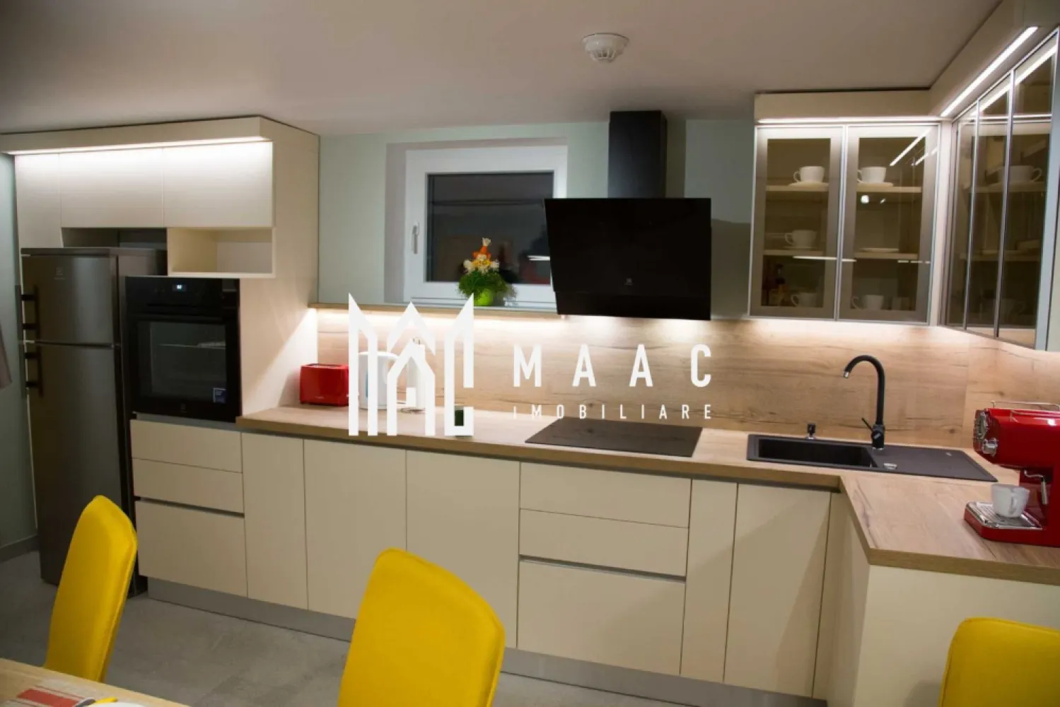 Apartament la casă I 160mpu I 3 camere I Grădină I Lazaret - MAAC Imobiliare vă oferă spre închiriere un apartament la casă, recent renovat și utilat. Casa are 2 apartamente cu intrări și curți separate.

Caracteristici:
- Suprafață utilă: Aproximativ 160 mp, compusă din:
- 3 camere
- 3 băi
- Bucătărie
- Hol central
- Cameră hobby
- Baie de serviciu
- Pivniță

Dotări și Facilități:
- Sistem de climatizare
- Camere de luat vederi
- Jaluzele automate din aluminiu
- Senzori de fum
- Centrală anti-incendiu
- Sistem anti-efracție

Curte:
- Suprafață de aproximativ 500 mp, însorită, cu:
- gazon
-Spațiu de parcare pentru 2-3 mașini
- Filigorie
- Loc de grătar
- Fire pit
- Ciubăr
- Sauna finalizată în proporție de 50%

Avantaje:
- Locuința se pretează pentru închiriere pe termen lung,
- Casa este înconjurată pe toate părțile de spații deschise și grădini, fiind scăldată în soare.
- Proprietatea este situată într-o zonă liniștită, înconjurată de oameni care promovează valorile umane.
- Acces facil către centrul orașului, Promenada Mall, gara principală și autostradă.

Detalii suplimentare:
- La semnarea contractului se percepe rata primei chirii plus garanție.

Concluzie: 
- Această proprietate oferă un apartament la casă recent renovat și utilat, ideal pentru cei care caută confort și siguranță într-un cadru modern. Cu numeroase dotări și facilități, precum și o curte spațioasă și însorită, această locuință este perfectă pentru familii sau oameni de afaceri care doresc să închirieze pe termen lung. 

Contactați-ne pentru a programa o vizionare și pentru a discuta detaliile acestei oferte imobiliare deosebite.
ID: CP2297263