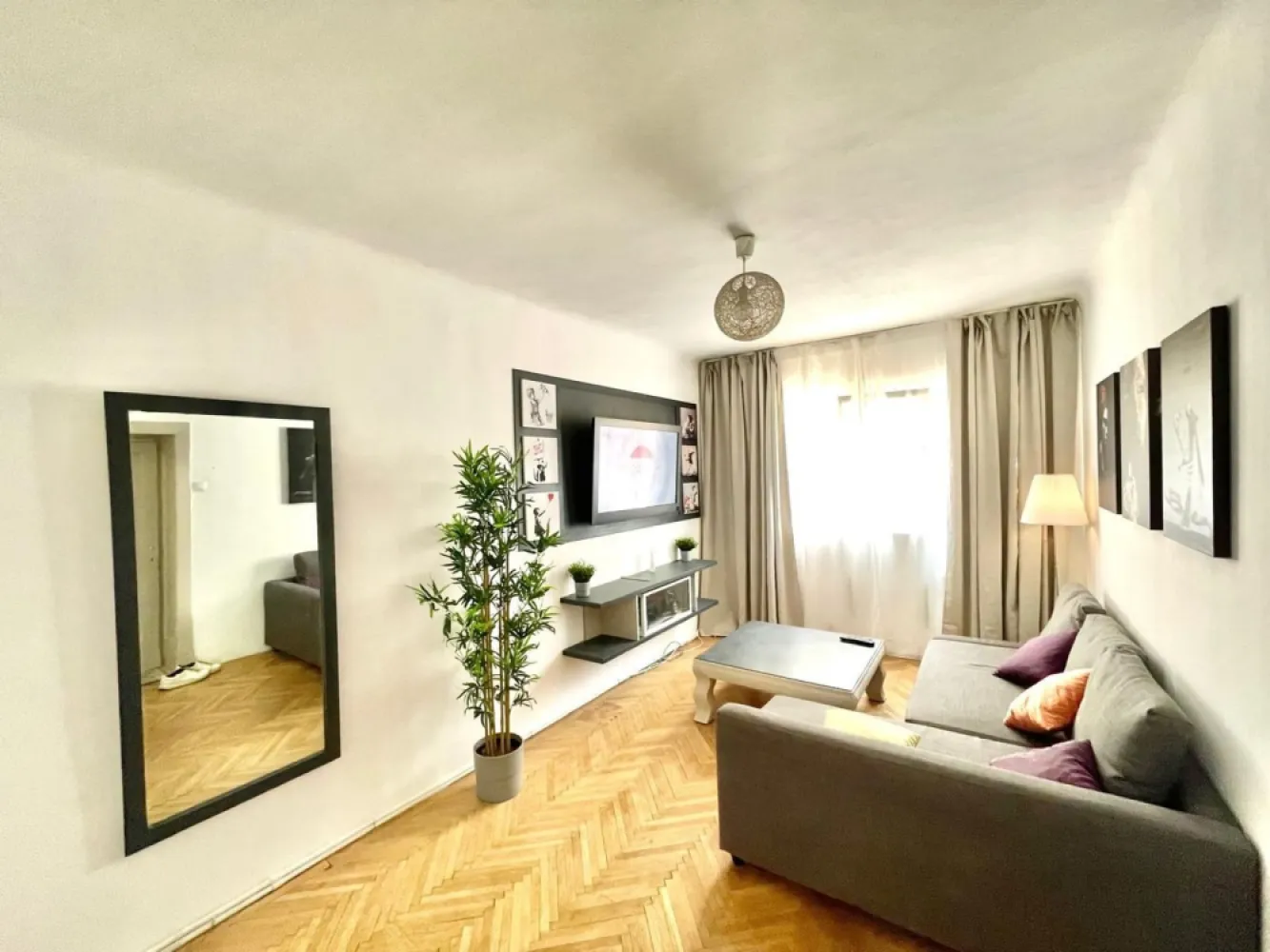 Domenii-Aviatori - K-Imobiliare va ofera spre vanzare un imobil in sistem duplex, cu potential de extindere si supraetajare, in zona Domenii-Aviatori. Momentan imobilul este structurat pe doua niveluri, cu posibilitate de mansardare si extindere. Necesita amenajare, consolidare, etc. Este pozitionat intr-o zona superba cu vecini linistiti, terenul liber este momentan inchiriat de la Primarie, dar se paote solicita titlu de proprietate. Pozele cu amenajarea sunt orientative si au fost realizate cand imobilul era inchiriat. actualmente este gol si pregatit pentru consolidare si extindere.