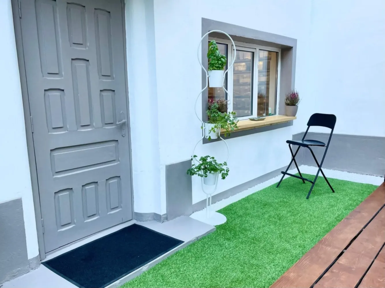 Domenii-Aviatori - K-Imobiliare va ofera spre vanzare un imobil in sistem duplex, cu potential de extindere si supraetajare, in zona Domenii-Aviatori. Momentan imobilul este structurat pe doua niveluri, cu posibilitate de mansardare si extindere. Necesita amenajare, consolidare, etc. Este pozitionat intr-o zona superba cu vecini linistiti, terenul liber este momentan inchiriat de la Primarie, dar se paote solicita titlu de proprietate. Pozele cu amenajarea sunt orientative si au fost realizate cand imobilul era inchiriat. actualmente este gol si pregatit pentru consolidare si extindere.