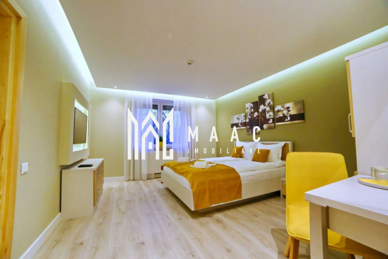 Apartament la casă I 160mpu I 3 camere I Grădină I Lazaret - MAAC Imobiliare vă oferă spre închiriere un apartament la casă, recent renovat și utilat. Casa are 2 apartamente cu intrări și curți separate.

Caracteristici:
- Suprafață utilă: Aproximativ 160 mp, compusă din:
- 3 camere
- 3 băi
- Bucătărie
- Hol central
- Cameră hobby
- Baie de serviciu
- Pivniță

Dotări și Facilități:
- Sistem de climatizare
- Camere de luat vederi
- Jaluzele automate din aluminiu
- Senzori de fum
- Centrală anti-incendiu
- Sistem anti-efracție

Curte:
- Suprafață de aproximativ 500 mp, însorită, cu:
- gazon
-Spațiu de parcare pentru 2-3 mașini
- Filigorie
- Loc de grătar
- Fire pit
- Ciubăr
- Sauna finalizată în proporție de 50%

Avantaje:
- Locuința se pretează pentru închiriere pe termen lung,
- Casa este înconjurată pe toate părțile de spații deschise și grădini, fiind scăldată în soare.
- Proprietatea este situată într-o zonă liniștită, înconjurată de oameni care promovează valorile umane.
- Acces facil către centrul orașului, Promenada Mall, gara principală și autostradă.

Detalii suplimentare:
- La semnarea contractului se percepe rata primei chirii plus garanție.

Concluzie: 
- Această proprietate oferă un apartament la casă recent renovat și utilat, ideal pentru cei care caută confort și siguranță într-un cadru modern. Cu numeroase dotări și facilități, precum și o curte spațioasă și însorită, această locuință este perfectă pentru familii sau oameni de afaceri care doresc să închirieze pe termen lung. 

Contactați-ne pentru a programa o vizionare și pentru a discuta detaliile acestei oferte imobiliare deosebite.
ID: CP2297263