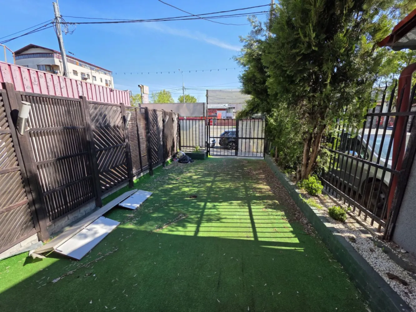 Soseaua Chitilei sect. 1 - K-Imobiliare va ofera spre inchiriere un spatiu comercial situat pe sos. Chitila, sector 1, cu o zona de curte exclusiva in suprafata de 30 mp, special dedicat activitatilor comerciale. Are o suprafata de 32 mp plus o camera depozitare la subsol, grup sanitar comun cu alte doua spatii comerciale.