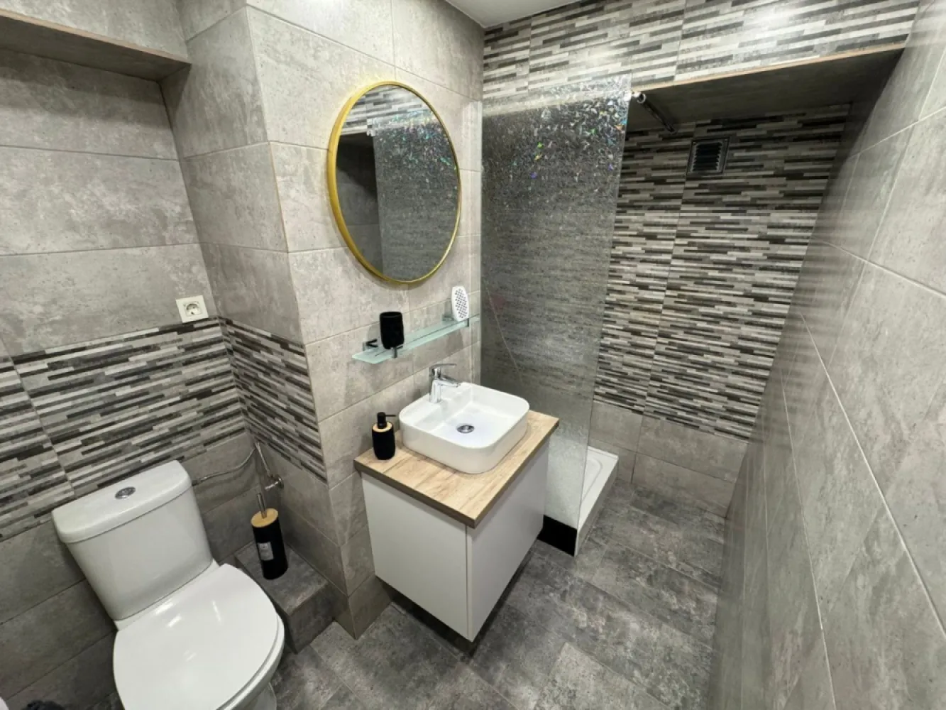 Apartament 2 camere ULTRACENTRAL – Bd. Unirii, | Zona Banca Franceza - K Imobiliare propune spre inchiriere apartament 2 camere ULTRACENTRAL – Bd. Unirii, Banca Franceză

📍 Locație premium, acces rapid către toate punctele cheie din București – ideal pentru locuire confortabilă și stabilitate pe termen lung.
📌 Caracteristici principale
Suprafață: 67 mp utili
Etaj: 2 / 10
Compartimentare: decomandat
Configurație: living, dormitor, bucătărie, baie, hol generos, balcon
Bloc: 1996, întreținut, lift modern
Vedere: deschisă
🏠 Complet mobilat & utilat – mutare imediată

❄️ Aer condiționat 12.000 BTU (răcire + încălzire)
🧺 Mașină de spălat rufe + uscător
🍽️ Mașină de spălat vase
🔥 Cuptor electric, plită gaz, hotă, microunde
🧊 Combină frigorifică
☕ Espressor cafea
📺 TV-uri smart
🛋️ Mobilier modern (MDF + PAL)
🛏️ Colțar extensibil + pat cu ladă
👔 Dressinguri generoase
🔥 Boiler baie + bucătărie
⭐ Avantaje cheie

📍 Locație ultracentrală – Bd. Unirii
🚇 Metrou ~8 minute – Unirii / Piața Muncii
🛠️ Renovat recent – instalații schimbate, finisaje moderne
🔒 Siguranță – ușă metalică + supraveghere video
🚗 Parcare – disponibilă în zonă
🌆 Zonă & acces

Acces rapid: Unirii, Universitate, Izvor
Aproape de: restaurante, cafenele, parcuri, centre culturale
Facilități complete: școli, grădinițe, magazine
💰 Condiții de închiriere

Chirie: 850 €/lună
Garanție: 1000 €
Contract înregistrat ANAF
Perioadă minimă: 12 luni