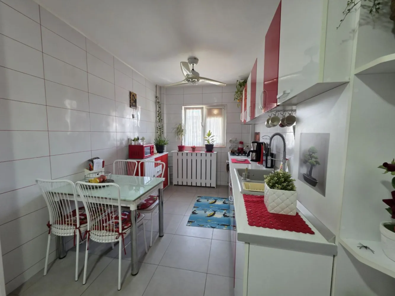 Dristor- Ramnicu Valcea - K-Imobiliare va ofera spre inchiriere un apartament renovat, mobilat si utilat in zona Lidl, situat la etajul 5 in bloc mixt, ultra-civilizat, cu lift nou reabilitat, liber, cu doua bai, mobilat modern, utilat. Se inchiriaza asa cum se vade in poze!