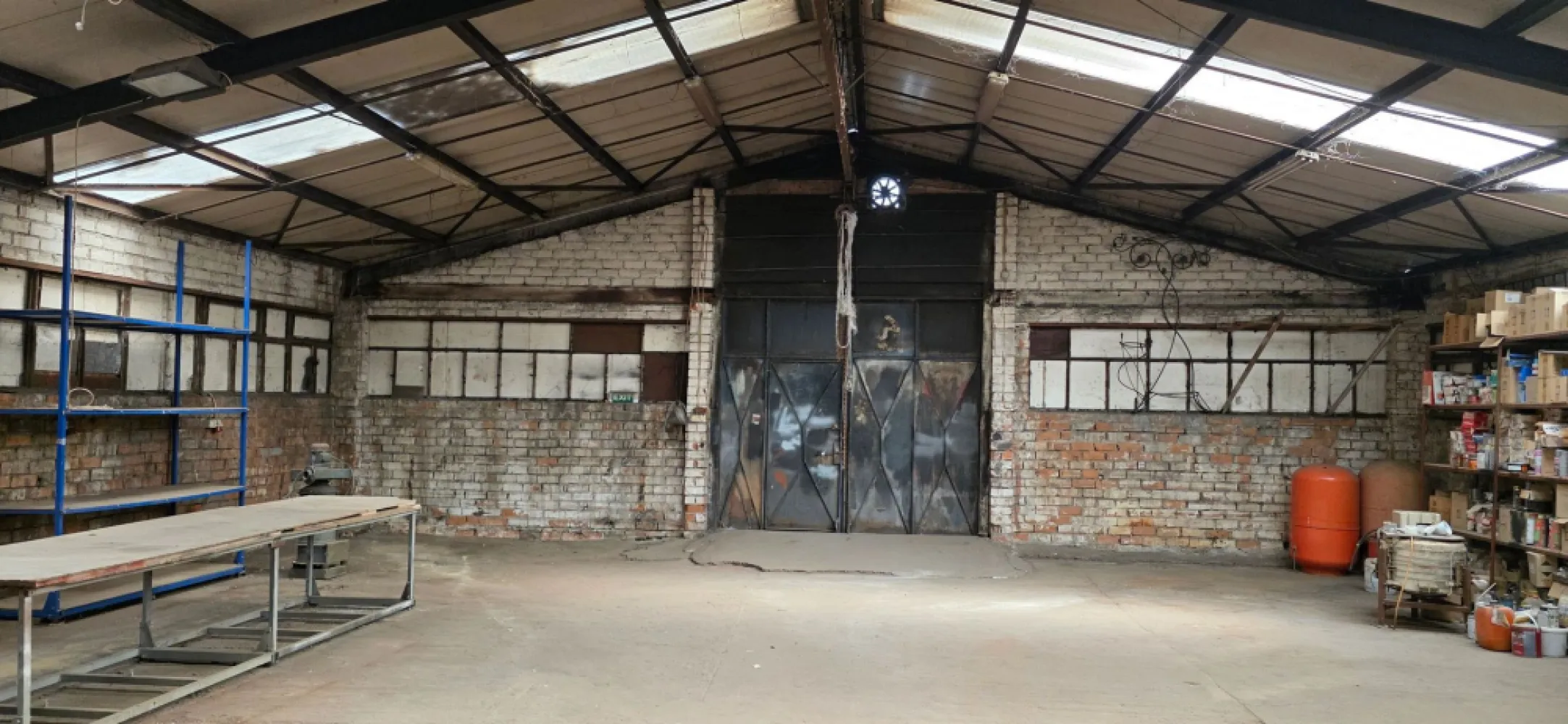 Hală de închiriat Sector 3 – Șos. Industriilor – 290 mp - K Imobiliare oferă spre închiriere hală industrială situată în Sector 3, zona Șos. Industriilor, ideală pentru depozitare, producție sau activități logistice.

Spațiul are o suprafață de 290 mp, compartimentare open-space, fiind potrivit pentru diverse tipuri de activitate.
Caracteristici:
Suprafață: 290 mp
Acces TIR facil
Curent trifazic
Ușă industrială de acces
Structură metalică + pereți din cărămidă
Înălțime generoasă
Iluminare naturală (panouri translucide acoperiș)
Pardoseală beton
Utilități:
Curent electric, posibilitate racordare alte utilități
Avantaje locație:
Zonă industrială activă
Acces rapid către artere principale
Ideal pentru depozit, atelier, producție