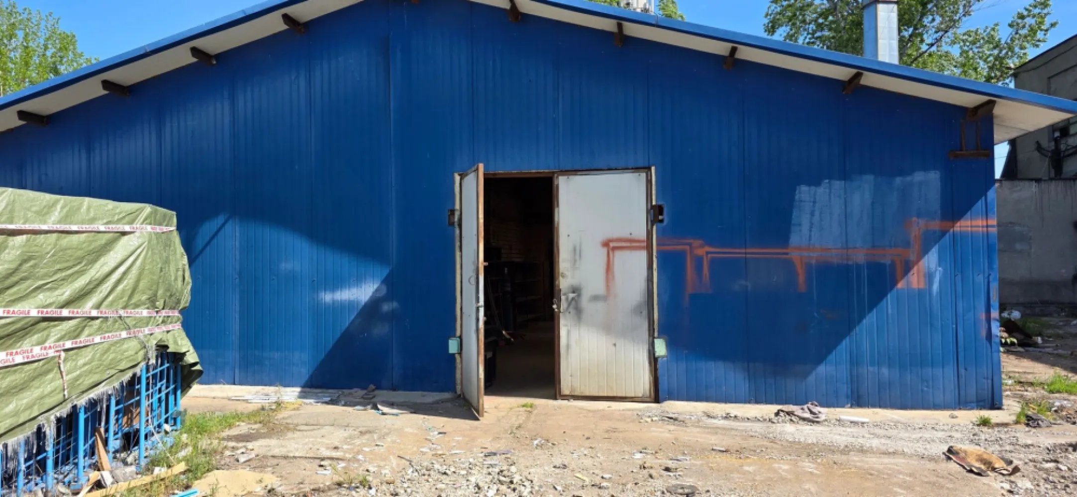 Hală de închiriat Sector 3 – Șos. Industriilor – 290 mp - K Imobiliare oferă spre închiriere hală industrială situată în Sector 3, zona Șos. Industriilor, ideală pentru depozitare, producție sau activități logistice.

Spațiul are o suprafață de 290 mp, compartimentare open-space, fiind potrivit pentru diverse tipuri de activitate.
Caracteristici:
Suprafață: 290 mp
Acces TIR facil
Curent trifazic
Ușă industrială de acces
Structură metalică + pereți din cărămidă
Înălțime generoasă
Iluminare naturală (panouri translucide acoperiș)
Pardoseală beton
Utilități:
Curent electric, posibilitate racordare alte utilități
Avantaje locație:
Zonă industrială activă
Acces rapid către artere principale
Ideal pentru depozit, atelier, producție