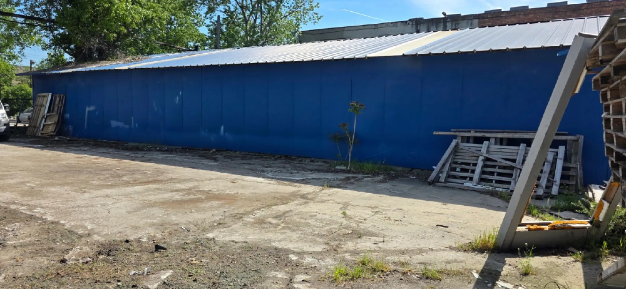 Hală de închiriat Sector 3 – Șos. Industriilor – 290 mp - K Imobiliare oferă spre închiriere hală industrială situată în Sector 3, zona Șos. Industriilor, ideală pentru depozitare, producție sau activități logistice.

Spațiul are o suprafață de 290 mp, compartimentare open-space, fiind potrivit pentru diverse tipuri de activitate.
Caracteristici:
Suprafață: 290 mp
Acces TIR facil
Curent trifazic
Ușă industrială de acces
Structură metalică + pereți din cărămidă
Înălțime generoasă
Iluminare naturală (panouri translucide acoperiș)
Pardoseală beton
Utilități:
Curent electric, posibilitate racordare alte utilități
Avantaje locație:
Zonă industrială activă
Acces rapid către artere principale
Ideal pentru depozit, atelier, producție