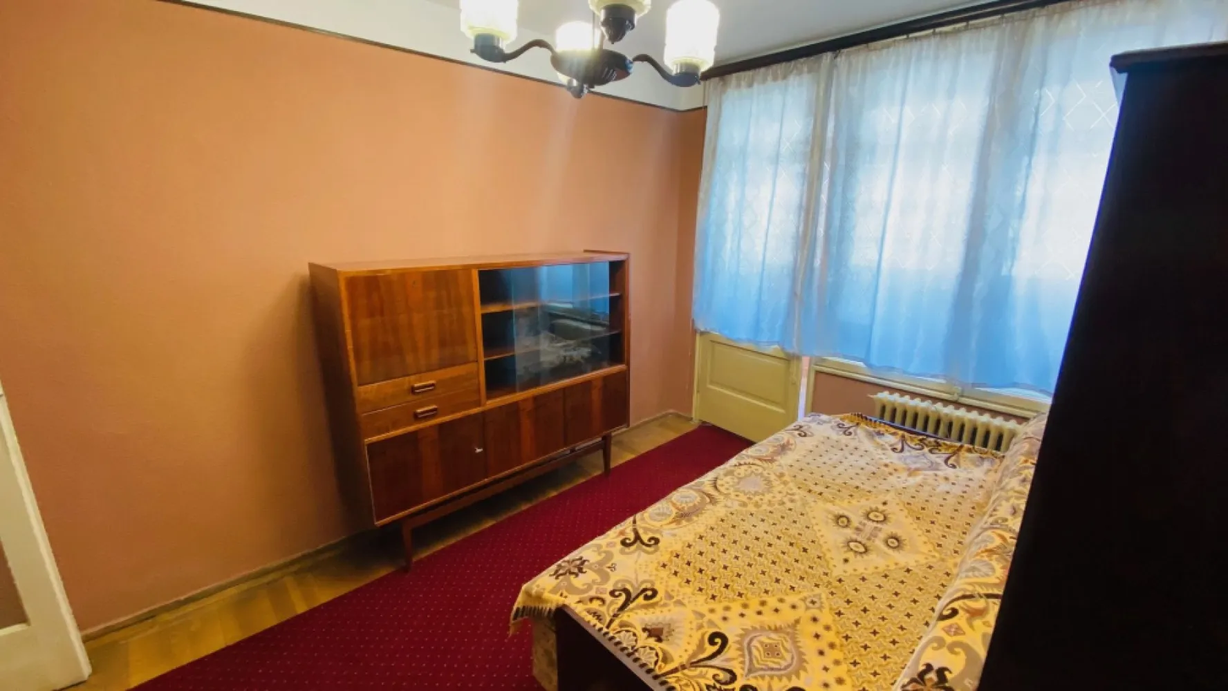 Stefan cel Mare vizavi de Spitalul Colentina - K Imobiliare va propune spre inchiriere un apartament de 3 camere situat la etajul 5/6 al unui imobil recent anvelopat. Apartamentul are vederea spre curtea spitalului Colentina si este mobilat clasic, asa cum se vede si din fotografii. Acesta a fost recent renovat si are o unitate de aer conditionat. Inchirierea se face cu contract declarat la ANAF, iar pretul este negociabil.