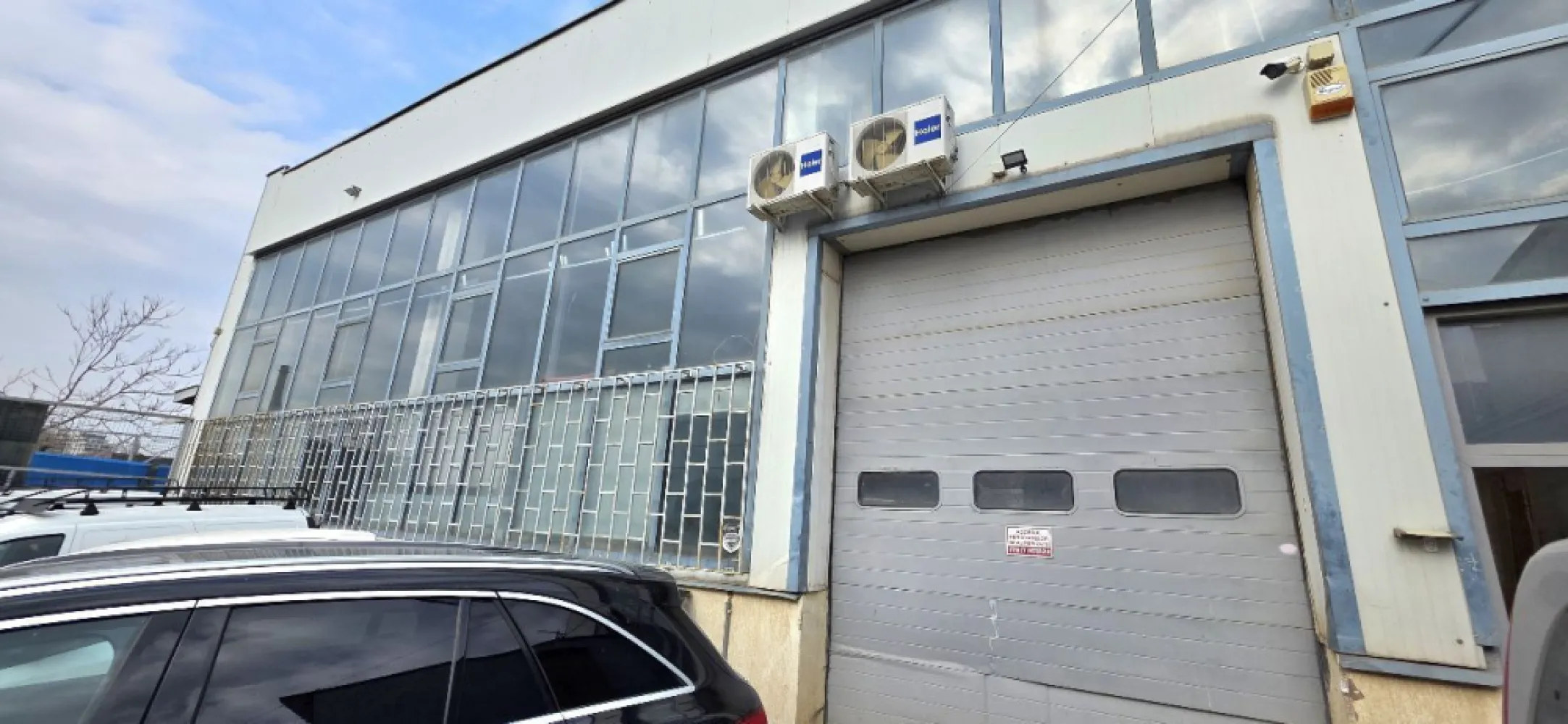 Republica spatiu industrial 200 mp de inchiriat - K Imobiliare propune in zona Republica hala idustriala din beton suprafata 200 mp , inaltime 6 ml , grup sanitar , curent trifazic usa de garaj .