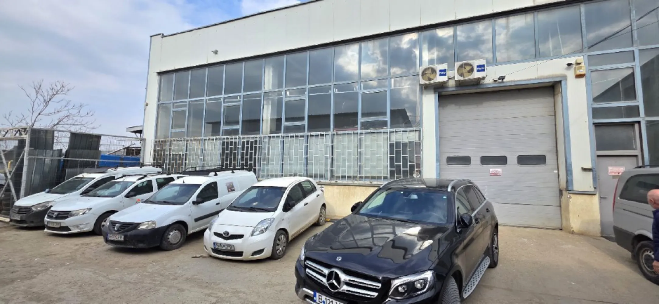 Republica spatiu industrial 200 mp de inchiriat - K Imobiliare propune in zona Republica hala idustriala din beton suprafata 200 mp , inaltime 6 ml , grup sanitar , curent trifazic usa de garaj .