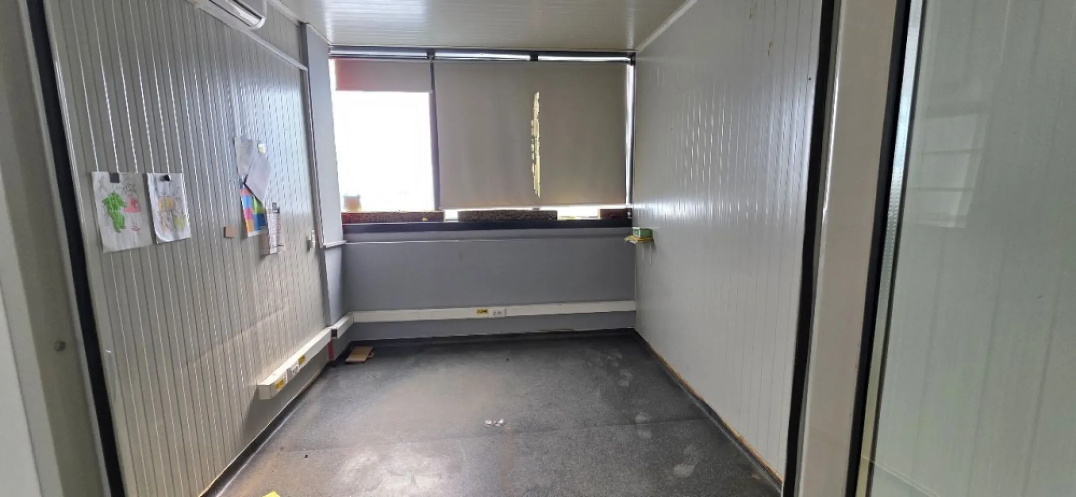 Republica spatiu industrial 200 mp de inchiriat - K Imobiliare propune in zona Republica hala idustriala din beton suprafata 200 mp , inaltime 6 ml , grup sanitar , curent trifazic usa de garaj .