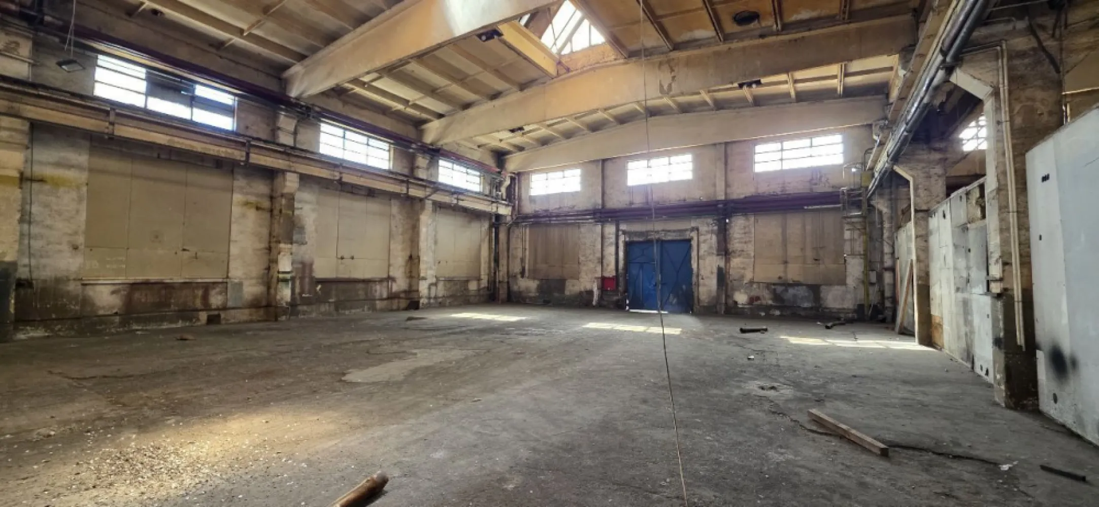 Industriilor Hala depozitare productie 600-2400 mp de inchiriat - K Imobiliare propune in zona Industriilor sector 3 hala 600-2400 mp hala productie depozitare , inaltime 8 m, curent trifazic , parcare ,
Spațiu mare open-space (probabil compartimentabil)
Înălțime bună (~8 m) → avantaj major pentru depozitare verticală / rafturi
Structură solidă din beton (stâlpi + grinzi)
Acces industrial (uși mari metalice)
Lumină naturală prin luminatoare
vantaje importante pentru chiriași
Suprafață flexibilă: 600 – 2400 mp
Curent trifazic → esențial pentru producție
Acces și parcare (important logistic)
Zonă industrială consacrată (Industriilor, Sector 3)
Ideală pentru:
depozitare
logistică ușoară
producție ușoară / atelier
service / distribuție