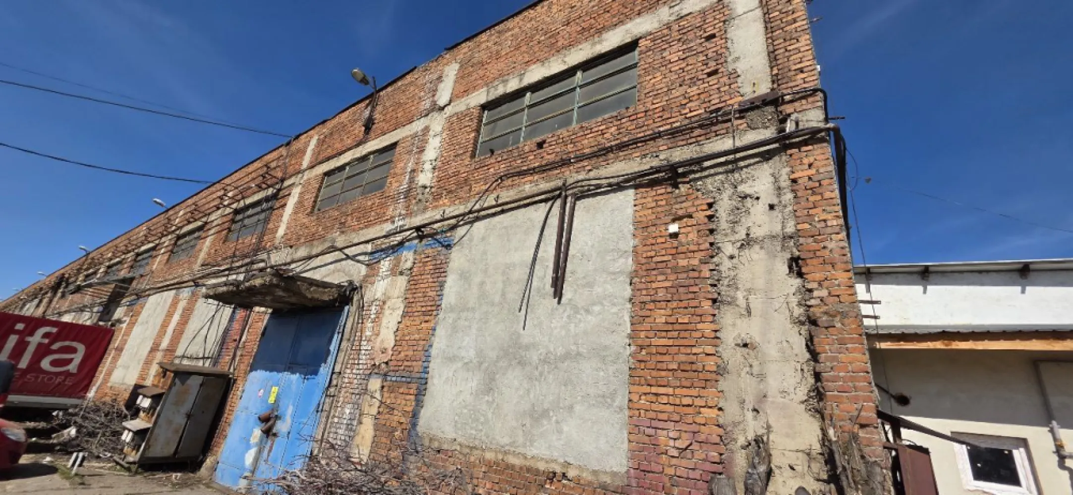 Industriilor Hala depozitare productie 600-2400 mp de inchiriat - K Imobiliare propune in zona Industriilor sector 3 hala 600-2400 mp hala productie depozitare , inaltime 8 m, curent trifazic , parcare ,
Spațiu mare open-space (probabil compartimentabil)
Înălțime bună (~8 m) → avantaj major pentru depozitare verticală / rafturi
Structură solidă din beton (stâlpi + grinzi)
Acces industrial (uși mari metalice)
Lumină naturală prin luminatoare
vantaje importante pentru chiriași
Suprafață flexibilă: 600 – 2400 mp
Curent trifazic → esențial pentru producție
Acces și parcare (important logistic)
Zonă industrială consacrată (Industriilor, Sector 3)
Ideală pentru:
depozitare
logistică ușoară
producție ușoară / atelier
service / distribuție