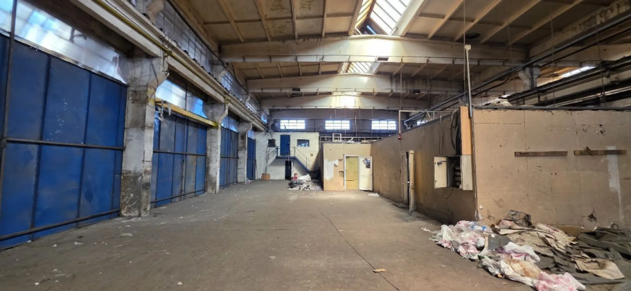 Industriilor Hala depozitare productie 600-2400 mp de inchiriat - K Imobiliare propune in zona Industriilor sector 3 hala 600-2400 mp hala productie depozitare , inaltime 8 m, curent trifazic , parcare ,
Spațiu mare open-space (probabil compartimentabil)
Înălțime bună (~8 m) → avantaj major pentru depozitare verticală / rafturi
Structură solidă din beton (stâlpi + grinzi)
Acces industrial (uși mari metalice)
Lumină naturală prin luminatoare
vantaje importante pentru chiriași
Suprafață flexibilă: 600 – 2400 mp
Curent trifazic → esențial pentru producție
Acces și parcare (important logistic)
Zonă industrială consacrată (Industriilor, Sector 3)
Ideală pentru:
depozitare
logistică ușoară
producție ușoară / atelier
service / distribuție