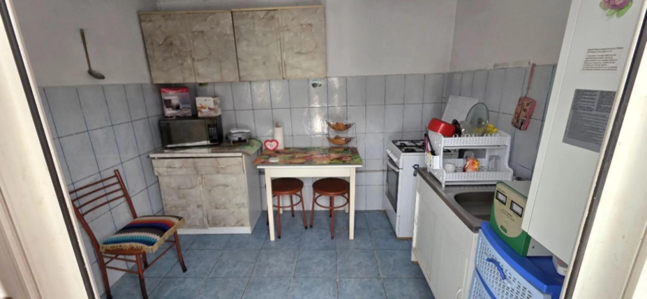Sos. Alexandrie sector 5 casa parter 3 camere de vanzare - K Imobiliare oferă spre vânzare o casă situată în Sector 5, în zona Șoseaua Alexandriei, poziționată excelent, vis-a-vis de Penitenciarul Rahova, cu acces facil către mijloace de transport și principalele puncte de interes.

Imobilul este construit în anii 1960 și dispune de o compartimentare practică:

3 camere
bucătărie
baie

Suprafața utilă este de aproximativ 80 mp, amplasată pe un teren de 213 mp, oferind curte proprie, ideală pentru relaxare, grădină sau amenajare după preferințe.

Casa beneficiază de toate utilitățile și este dotată cu centrală termică pe gaz.

Proprietatea este locuibilă, dar oferă și potențial de modernizare, fiind potrivită atât pentru locuință, cât și pentru investiție.

Acte complete și la zi – disponibilă imediat.