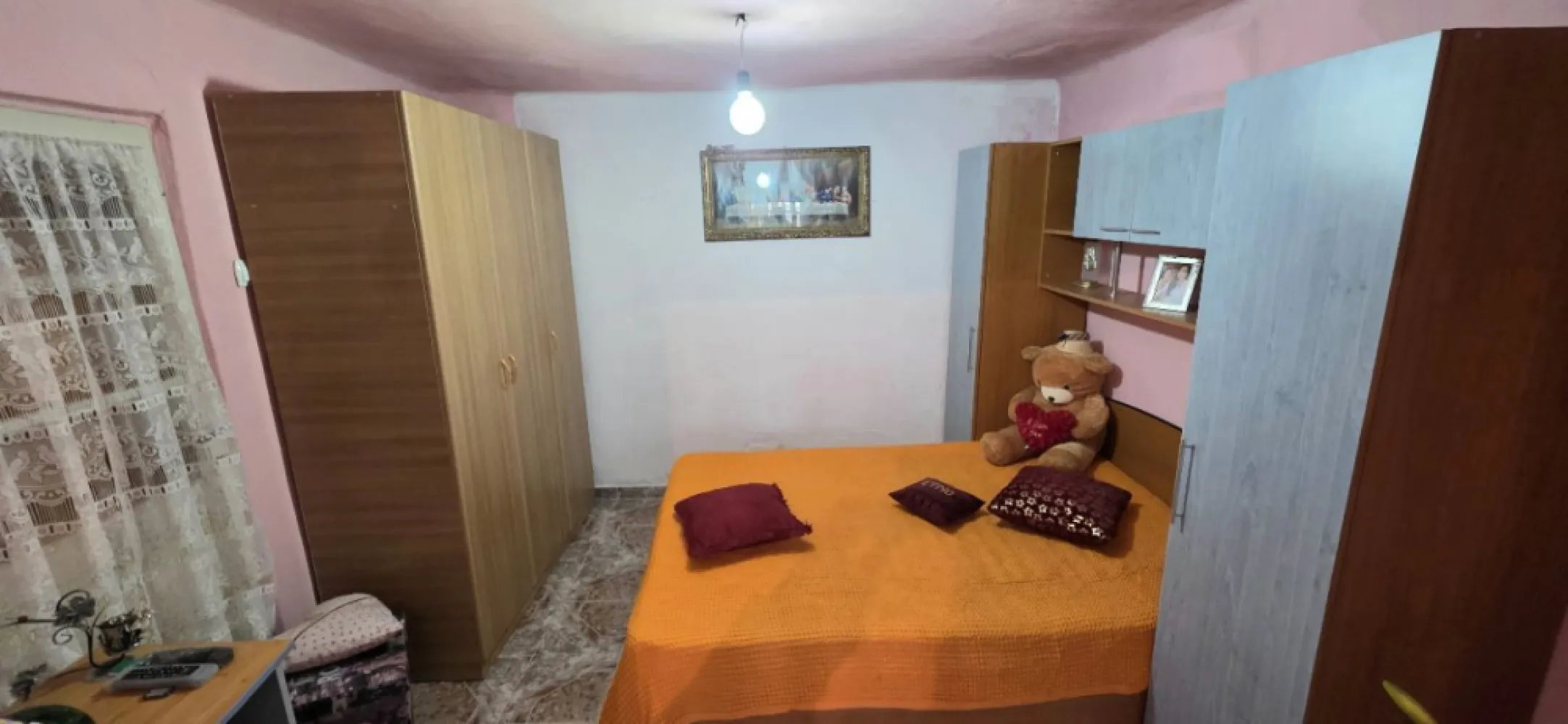 Sos. Alexandrie sector 5 casa parter 3 camere de vanzare - K Imobiliare oferă spre vânzare o casă situată în Sector 5, în zona Șoseaua Alexandriei, poziționată excelent, vis-a-vis de Penitenciarul Rahova, cu acces facil către mijloace de transport și principalele puncte de interes.

Imobilul este construit în anii 1960 și dispune de o compartimentare practică:

3 camere
bucătărie
baie

Suprafața utilă este de aproximativ 80 mp, amplasată pe un teren de 213 mp, oferind curte proprie, ideală pentru relaxare, grădină sau amenajare după preferințe.

Casa beneficiază de toate utilitățile și este dotată cu centrală termică pe gaz.

Proprietatea este locuibilă, dar oferă și potențial de modernizare, fiind potrivită atât pentru locuință, cât și pentru investiție.

Acte complete și la zi – disponibilă imediat.