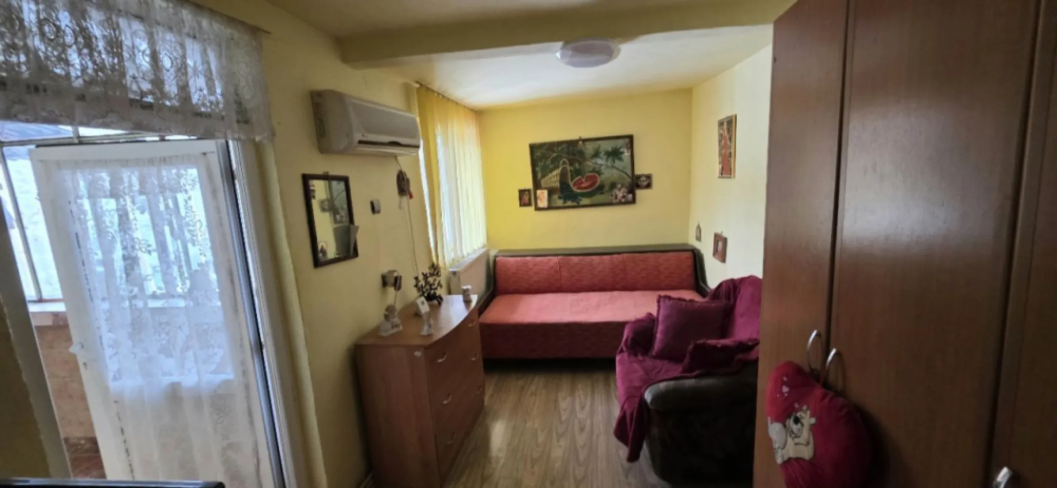 Sos. Alexandrie sector 5 casa parter 3 camere de vanzare - K Imobiliare oferă spre vânzare o casă situată în Sector 5, în zona Șoseaua Alexandriei, poziționată excelent, vis-a-vis de Penitenciarul Rahova, cu acces facil către mijloace de transport și principalele puncte de interes.

Imobilul este construit în anii 1960 și dispune de o compartimentare practică:

3 camere
bucătărie
baie

Suprafața utilă este de aproximativ 80 mp, amplasată pe un teren de 213 mp, oferind curte proprie, ideală pentru relaxare, grădină sau amenajare după preferințe.

Casa beneficiază de toate utilitățile și este dotată cu centrală termică pe gaz.

Proprietatea este locuibilă, dar oferă și potențial de modernizare, fiind potrivită atât pentru locuință, cât și pentru investiție.

Acte complete și la zi – disponibilă imediat.