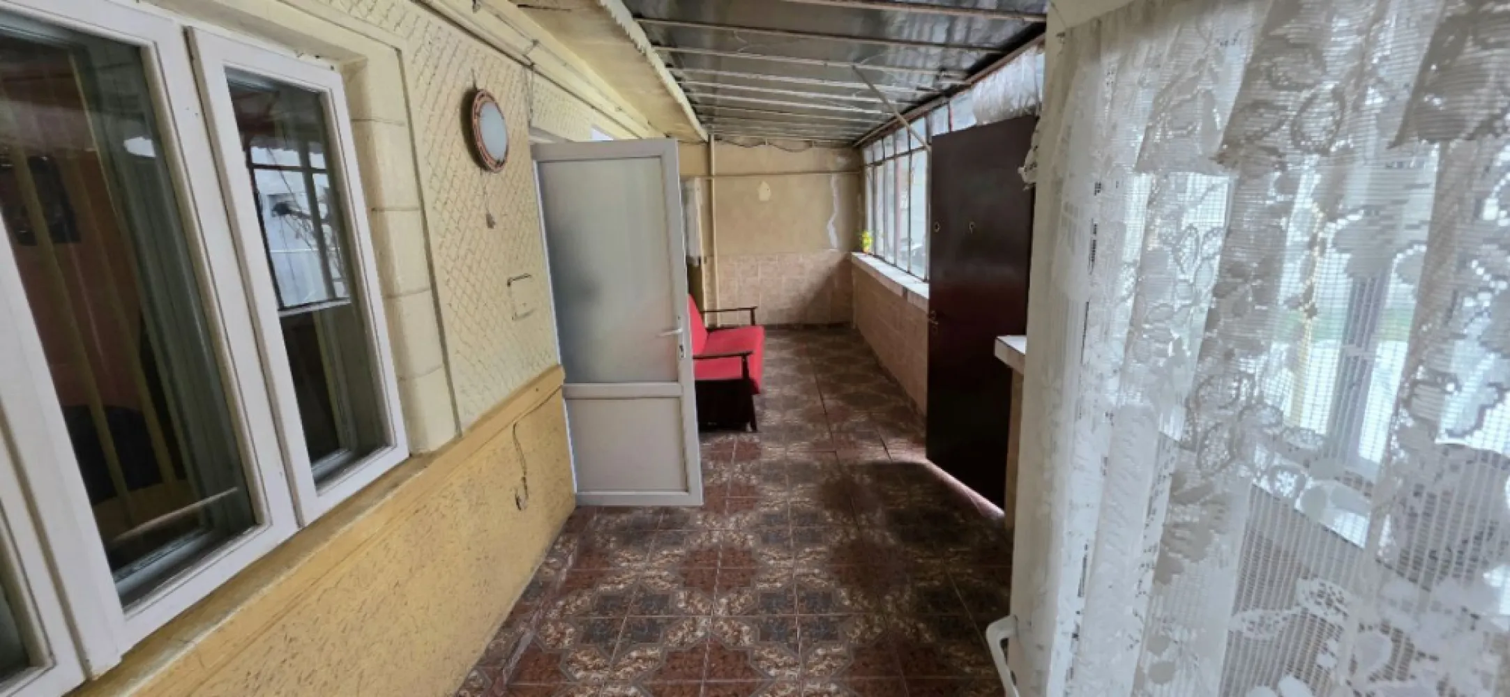 Sos. Alexandrie sector 5 casa parter 3 camere de vanzare - K Imobiliare oferă spre vânzare o casă situată în Sector 5, în zona Șoseaua Alexandriei, poziționată excelent, vis-a-vis de Penitenciarul Rahova, cu acces facil către mijloace de transport și principalele puncte de interes.

Imobilul este construit în anii 1960 și dispune de o compartimentare practică:

3 camere
bucătărie
baie

Suprafața utilă este de aproximativ 80 mp, amplasată pe un teren de 213 mp, oferind curte proprie, ideală pentru relaxare, grădină sau amenajare după preferințe.

Casa beneficiază de toate utilitățile și este dotată cu centrală termică pe gaz.

Proprietatea este locuibilă, dar oferă și potențial de modernizare, fiind potrivită atât pentru locuință, cât și pentru investiție.

Acte complete și la zi – disponibilă imediat.