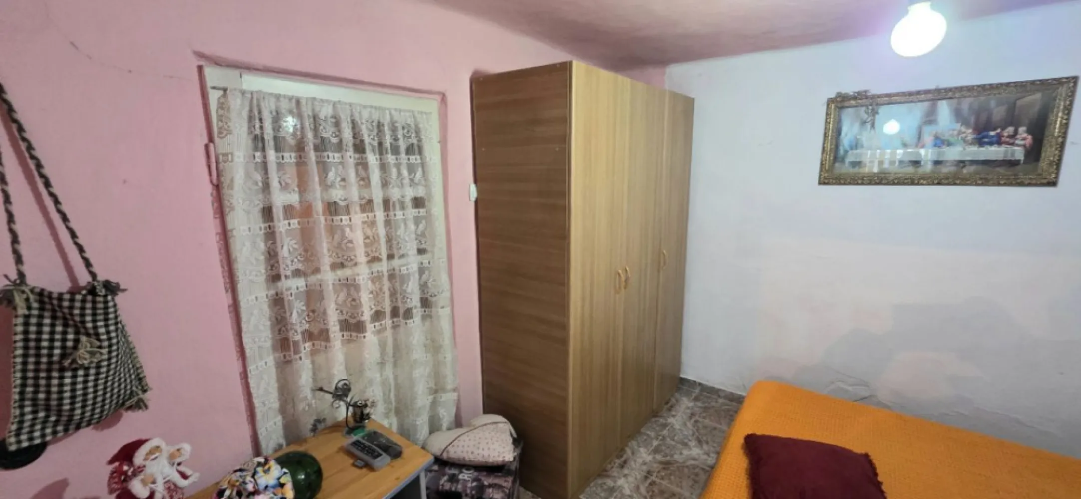 Sos. Alexandrie sector 5 casa parter 3 camere de vanzare - K Imobiliare oferă spre vânzare o casă situată în Sector 5, în zona Șoseaua Alexandriei, poziționată excelent, vis-a-vis de Penitenciarul Rahova, cu acces facil către mijloace de transport și principalele puncte de interes.

Imobilul este construit în anii 1960 și dispune de o compartimentare practică:

3 camere
bucătărie
baie

Suprafața utilă este de aproximativ 80 mp, amplasată pe un teren de 213 mp, oferind curte proprie, ideală pentru relaxare, grădină sau amenajare după preferințe.

Casa beneficiază de toate utilitățile și este dotată cu centrală termică pe gaz.

Proprietatea este locuibilă, dar oferă și potențial de modernizare, fiind potrivită atât pentru locuință, cât și pentru investiție.

Acte complete și la zi – disponibilă imediat.