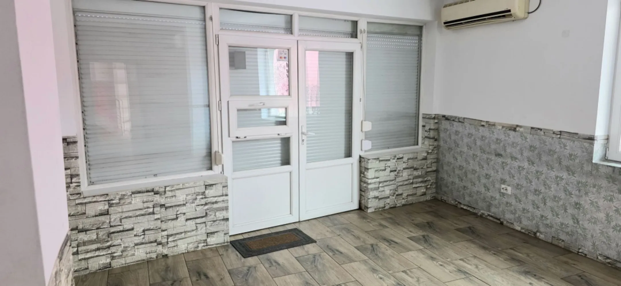 Spațiu Comercial Premium Drumul Sării – Răzoare Vizibilitate Mare - K Imobiliare vă propune spre închiriere / vânzare un spațiu comercial versatil, poziționat strategic în zona Drumul Sării – Răzoare, ideal pentru business-uri care caută expunere și acces facil.
Suprafață utilă: 100 mp (P+1)
Vitrină stradală: 6 ml – vizibilitate foarte bună
Compartimentare: open space la parter + etaj pentru birouri / depozit
Curent trifazic – ideal pentru activități comerciale diverse
Acces direct din stradă
Spațiu luminos, cu trafic pietonal și auto
Avantaje competitive:
Poziționare excelentă într-o zonă în dezvoltare
Pretabil pentru: coffee shop, patiserie, showroom, birouri, salon, servicii
Acces rapid către principalele artere și transport public
Vizibilitate puternică pentru branding
Potencial real de business:
Spațiul oferă infrastructura necesară pentru lansarea sau extinderea unui business profitabil, într-o zonă cu flux constant de clienți.
