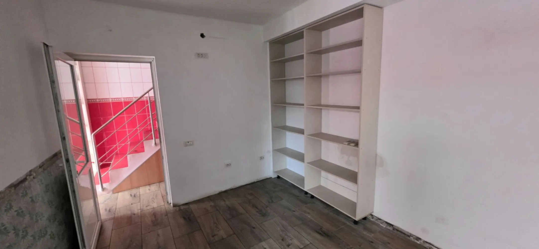 Spațiu Comercial Premium Drumul Sării – Răzoare Vizibilitate Mare - K Imobiliare vă propune spre închiriere / vânzare un spațiu comercial versatil, poziționat strategic în zona Drumul Sării – Răzoare, ideal pentru business-uri care caută expunere și acces facil.
Suprafață utilă: 100 mp (P+1)
Vitrină stradală: 6 ml – vizibilitate foarte bună
Compartimentare: open space la parter + etaj pentru birouri / depozit
Curent trifazic – ideal pentru activități comerciale diverse
Acces direct din stradă
Spațiu luminos, cu trafic pietonal și auto
Avantaje competitive:
Poziționare excelentă într-o zonă în dezvoltare
Pretabil pentru: coffee shop, patiserie, showroom, birouri, salon, servicii
Acces rapid către principalele artere și transport public
Vizibilitate puternică pentru branding
Potencial real de business:
Spațiul oferă infrastructura necesară pentru lansarea sau extinderea unui business profitabil, într-o zonă cu flux constant de clienți.