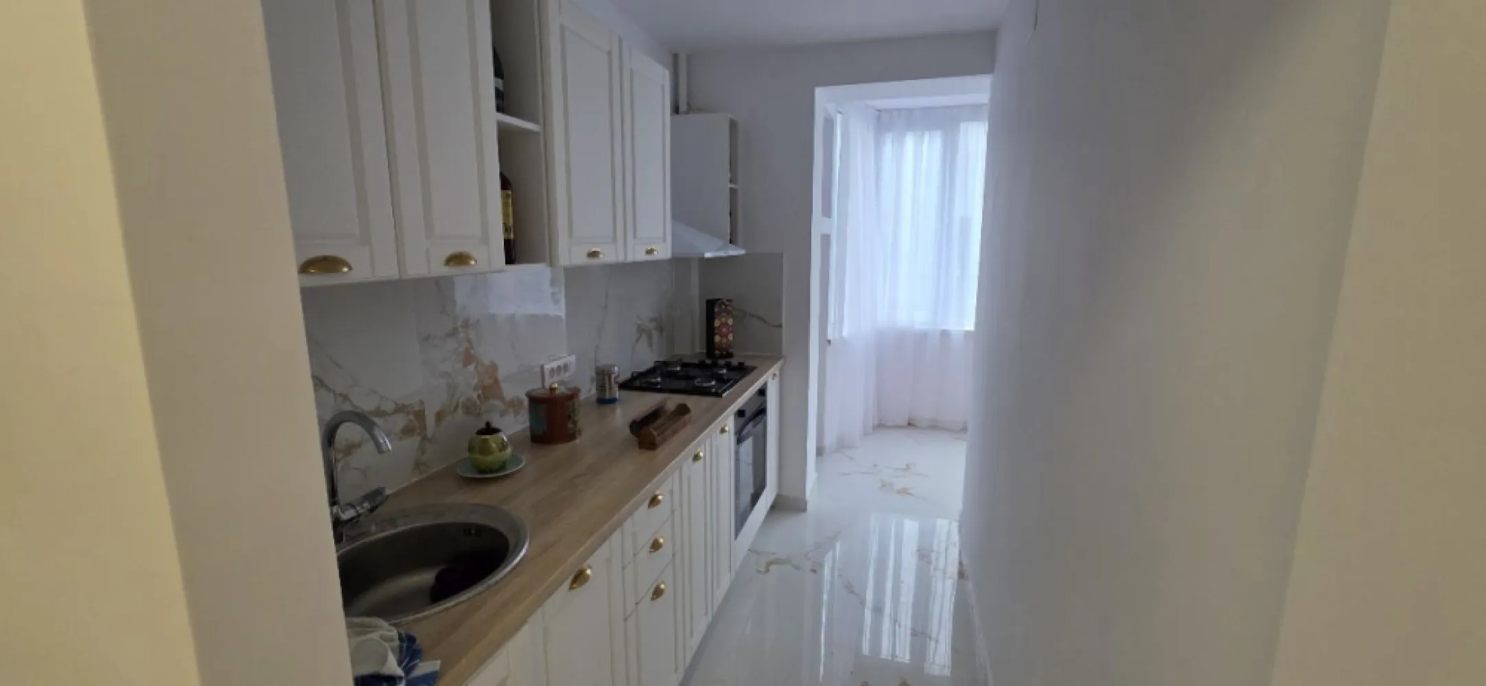 Apartament 2 camere renovat de vanz – Unirii – I.C. Brătianu - K Imobiliare vă propune spre vânzare un apartament deosebit cu 2 camere, situat ultracentral, în zona Unirii – Bulevardul I.C. Brătianu, una dintre cele mai dorite locații din București.
Proprietatea are o suprafață de 42 mp și este amplasată la etajul 4, fiind recent renovată integral, cu finisaje moderne și de bun gust.
Apartamentul impresionează prin luminozitate, compartimentare eficientă și design elegant, fiind ideal atât pentru locuit, cât și pentru investiție (închiriere pe termen lung sau regim hotelier).
Compartimentare:
Living spațios și luminos
Dormitor confortabil
Bucătărie modernă, complet utilată
Baie renovată premium, cu cabină de duș walk-in
Spații bine optimizate
Dotări și finisaje:
Renovare completă recentă
Aer condiționat
Finisaje moderne (parchet, gresie, faianță premium)
Obiecte sanitare de calitate
Instalații electrice și sanitare noi
Avantaje locație:
Poziție ultracentrală – acces imediat către Piața Unirii
Apropiere de metrou, restaurante, cafenele și centre comerciale
Vedere deschisă către oraș
Acces rapid către principalele zone de business
Ideal pentru investitori sau pentru cei care își doresc un apartament modern în inima orașului.