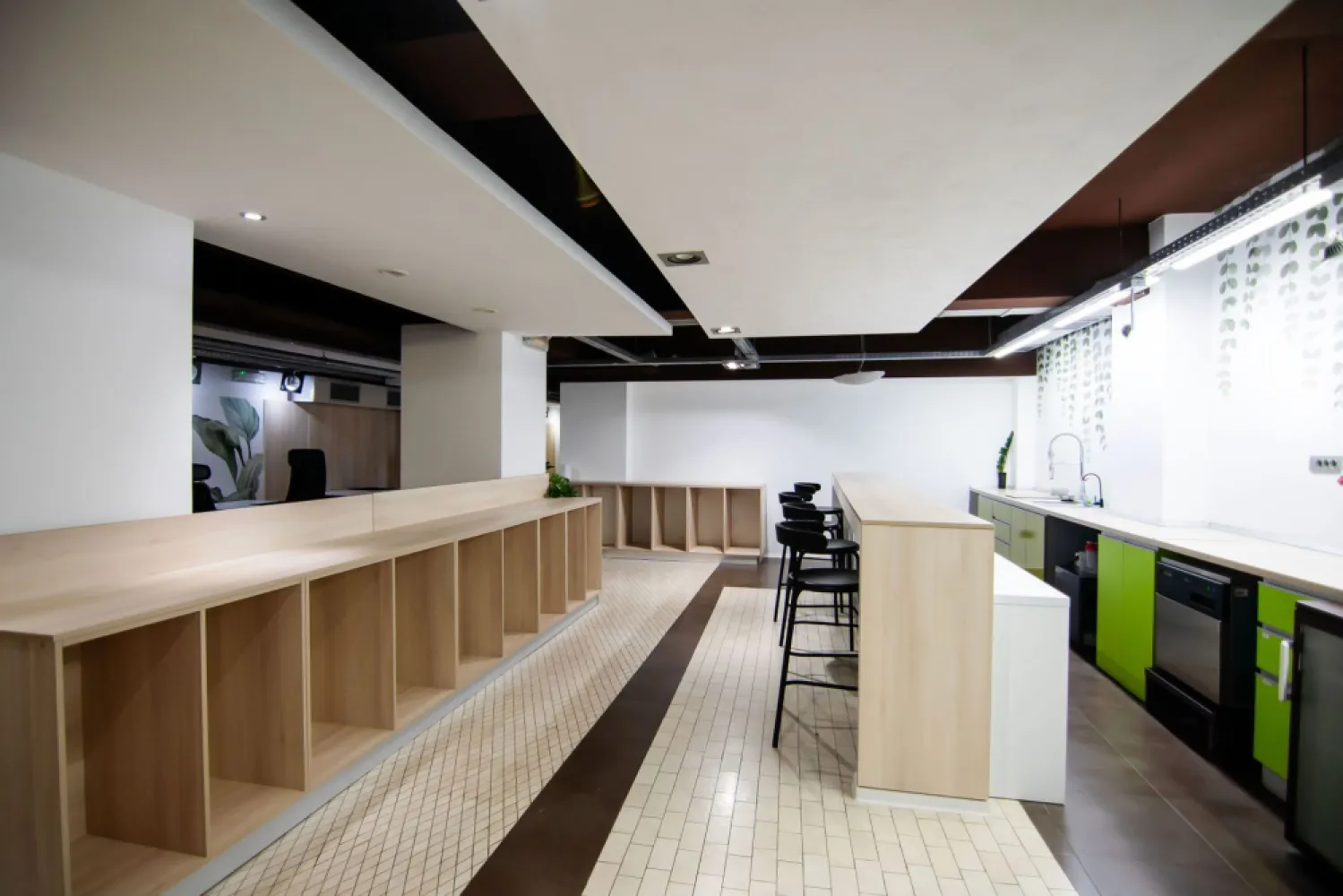 Piata 1 Mai spatiu demisol 475 mp - K Imobiliare propune in zona Piata 1 Mai demisol suprafata 475 mp , curent trifazci, autorizatie ISU , centrala termica propie , mobilat si utilat complet .