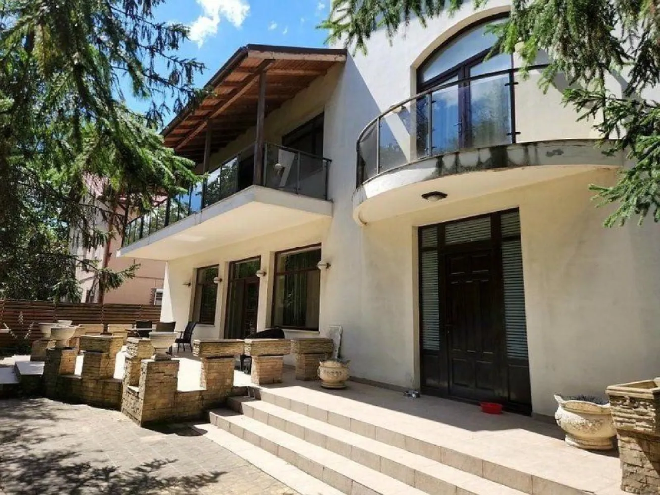 Baneasa Teisani vila 7 camere teren 1000 mp - K Imobiliare propune in zona Baneasa , Aleea Teisani vila P+1+M , constructie 2007 , suprafata utila 475 mp , compusa din 7 camere , 5 domitoare si 2 livinguri , 4 bai , centrala termica pentru fiecare nivel , posibilitatea de a fii folosita ca 2 apartamente.