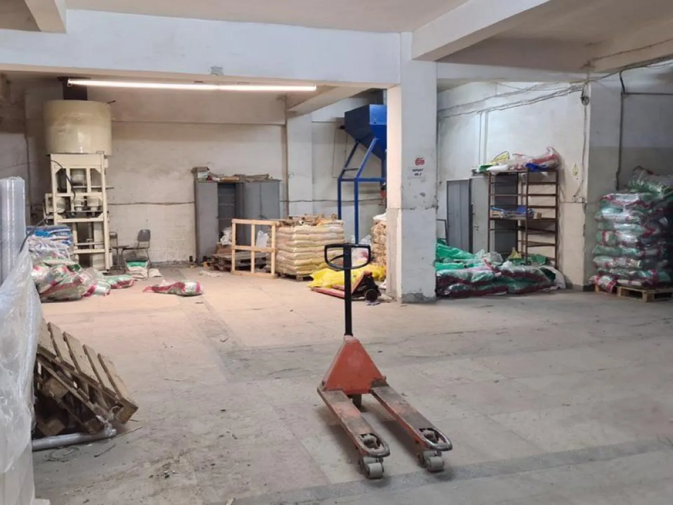 Drumul Intre Tarlale - K Imobiliare propune in zona Drumul intre Tarlale , spatiu de productie/depozitare , suprafata 2650mp , P+2 open space , teren 1680 mp ,curent trifazic , gaze , apa , locuri de parcare , acces tir .
pretvanzare: 1100000
monedavanzare: EUR
pretvanzaremp: 0
monedavanzaremp: EUR
pretinchiriere: 0
monedainchiriere: EUR
monedainchiriereunitar: EUR