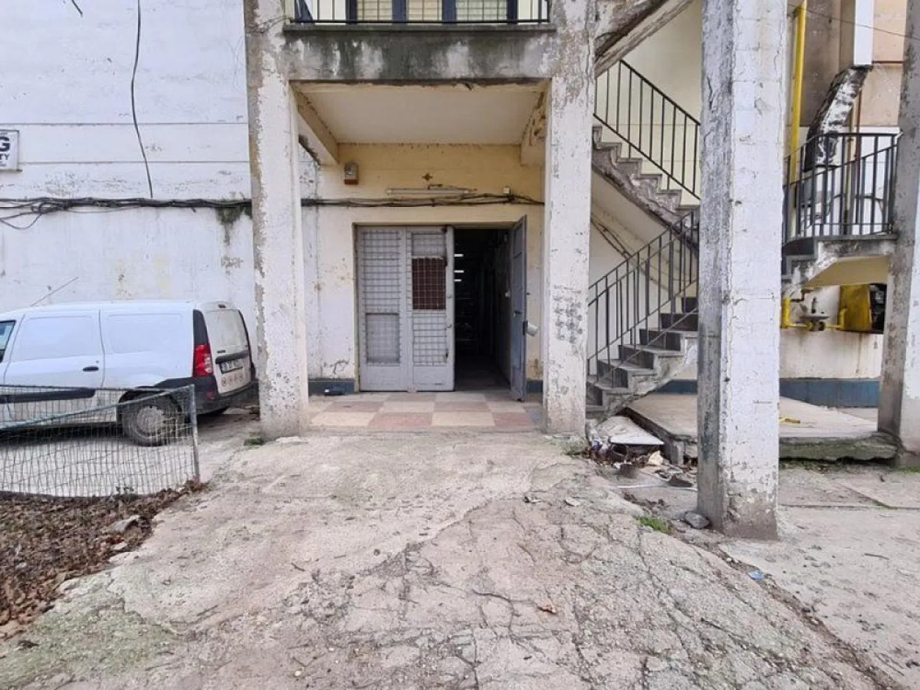 Drumul Intre Tarlale - K Imobiliare propune in zona Drumul intre Tarlale , spatiu de productie/depozitare , suprafata 2650mp , P+2 open space , teren 1680 mp ,curent trifazic , gaze , apa , locuri de parcare , acces tir .
pretvanzare: 1100000
monedavanzare: EUR
pretvanzaremp: 0
monedavanzaremp: EUR
pretinchiriere: 0
monedainchiriere: EUR
monedainchiriereunitar: EUR