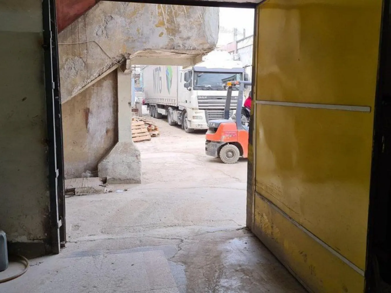 Drumul Intre Tarlale - K Imobiliare propune in zona Drumul intre Tarlale , spatiu de productie/depozitare , suprafata 2650mp , P+2 open space , teren 1680 mp ,curent trifazic , gaze , apa , locuri de parcare , acces tir .
pretvanzare: 1100000
monedavanzare: EUR
pretvanzaremp: 0
monedavanzaremp: EUR
pretinchiriere: 0
monedainchiriere: EUR
monedainchiriereunitar: EUR