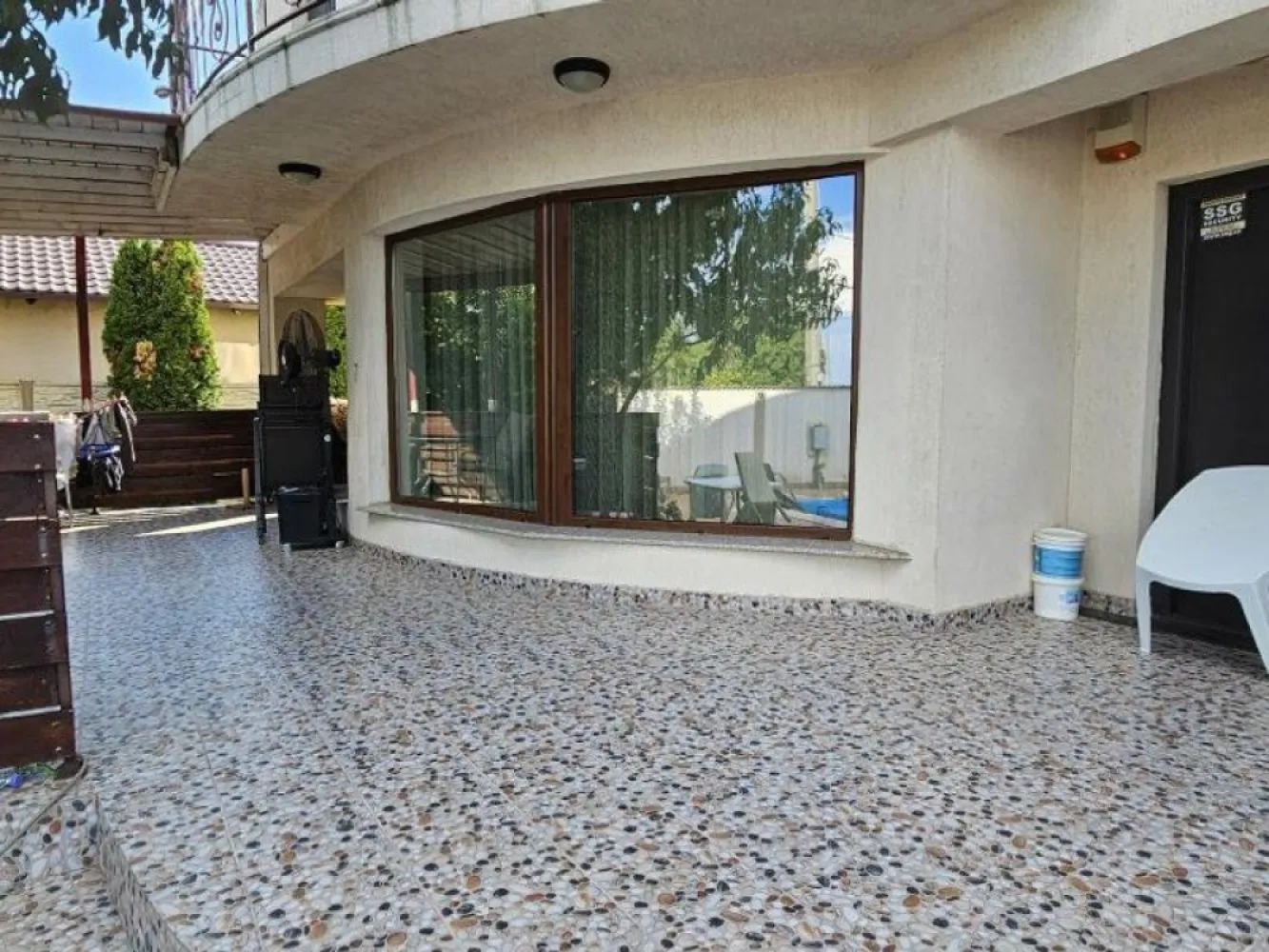Glina vila noua 6 camere cu piscina - K Imobiliare propune spre vanzare in zona Glina , zona buna , vila constructie 2019 , P+1+M , suprafata 340 mp , teren 560 mp , 6 camere , 2 dormitoare matrimoniale , 4 bai , 2 balcoane , o terasa , mansarada open space neamenajata , piscina incalzita .