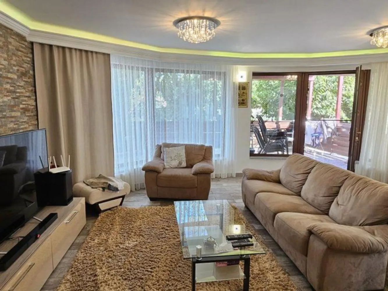 Glina vila noua 6 camere cu piscina - K Imobiliare propune spre vanzare in zona Glina , zona buna , vila constructie 2019 , P+1+M , suprafata 340 mp , teren 560 mp , 6 camere , 2 dormitoare matrimoniale , 4 bai , 2 balcoane , o terasa , mansarada open space neamenajata , piscina incalzita .
