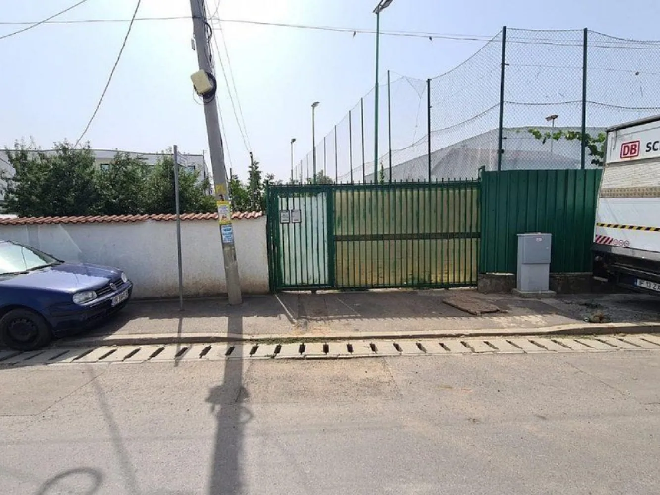 Sos. Alexandriei Bragadiru Str. Leordeni teren suprafata 400 mp - K Imobiliare vă propune spre achiziție un teren intravilan cu poziționare strategică în zona Sos. Alexandriei – Strada Leordeni, ideal pentru dezvoltare rezidențială sau investiție pe termen mediu și lung.

Detalii teren:

* Suprafață: **400 mp**
* Deschidere: **17,86 ml**
* Acces: drum de servitute **5 m lățime**
* Teren împrejmuit parțial

Utilități:

* Curent electric (panou instalat)
* Apă, gaze, canalizare în zonă

 **Regim urbanistic:**

* **P+2**
* **POT: 45%**
* **CUT: 1,5**

**Avantaje competitive:**

* Locație în plină dezvoltare, mix rezidențial + industrial ușor
* Acces facil către Sos. Alexandriei
* Ideal pentru construcție casă individuală, duplex sau mic proiect imobiliar
* Vecinătăți deja construite

*Valoare investițională:**
Zona este în continuă expansiune, ceea ce oferă un potențial real de apreciere a valorii în timp — o alegere potrivită atât pentru dezvoltatori, cât și pentru utilizatori finali.

**Comision cumpărător: 2% din valoarea de vânzare**