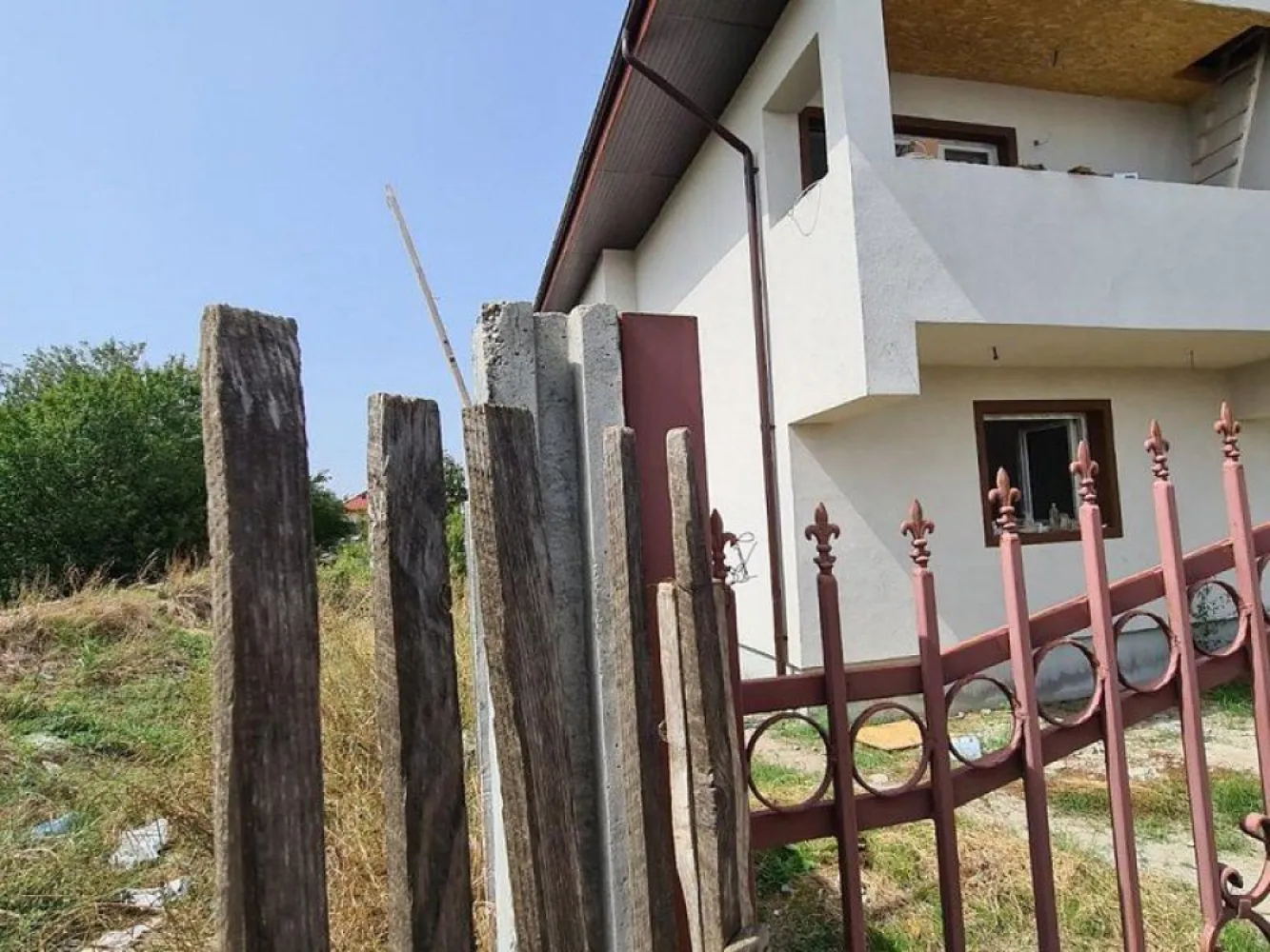 Sos. Alexandriei Bragadiru Str. Leordeni teren suprafata 400 mp - K Imobiliare vă propune spre achiziție un teren intravilan cu poziționare strategică în zona Sos. Alexandriei – Strada Leordeni, ideal pentru dezvoltare rezidențială sau investiție pe termen mediu și lung.

Detalii teren:

* Suprafață: **400 mp**
* Deschidere: **17,86 ml**
* Acces: drum de servitute **5 m lățime**
* Teren împrejmuit parțial

Utilități:

* Curent electric (panou instalat)
* Apă, gaze, canalizare în zonă

 **Regim urbanistic:**

* **P+2**
* **POT: 45%**
* **CUT: 1,5**

**Avantaje competitive:**

* Locație în plină dezvoltare, mix rezidențial + industrial ușor
* Acces facil către Sos. Alexandriei
* Ideal pentru construcție casă individuală, duplex sau mic proiect imobiliar
* Vecinătăți deja construite

*Valoare investițională:**
Zona este în continuă expansiune, ceea ce oferă un potențial real de apreciere a valorii în timp — o alegere potrivită atât pentru dezvoltatori, cât și pentru utilizatori finali.

**Comision cumpărător: 2% din valoarea de vânzare**