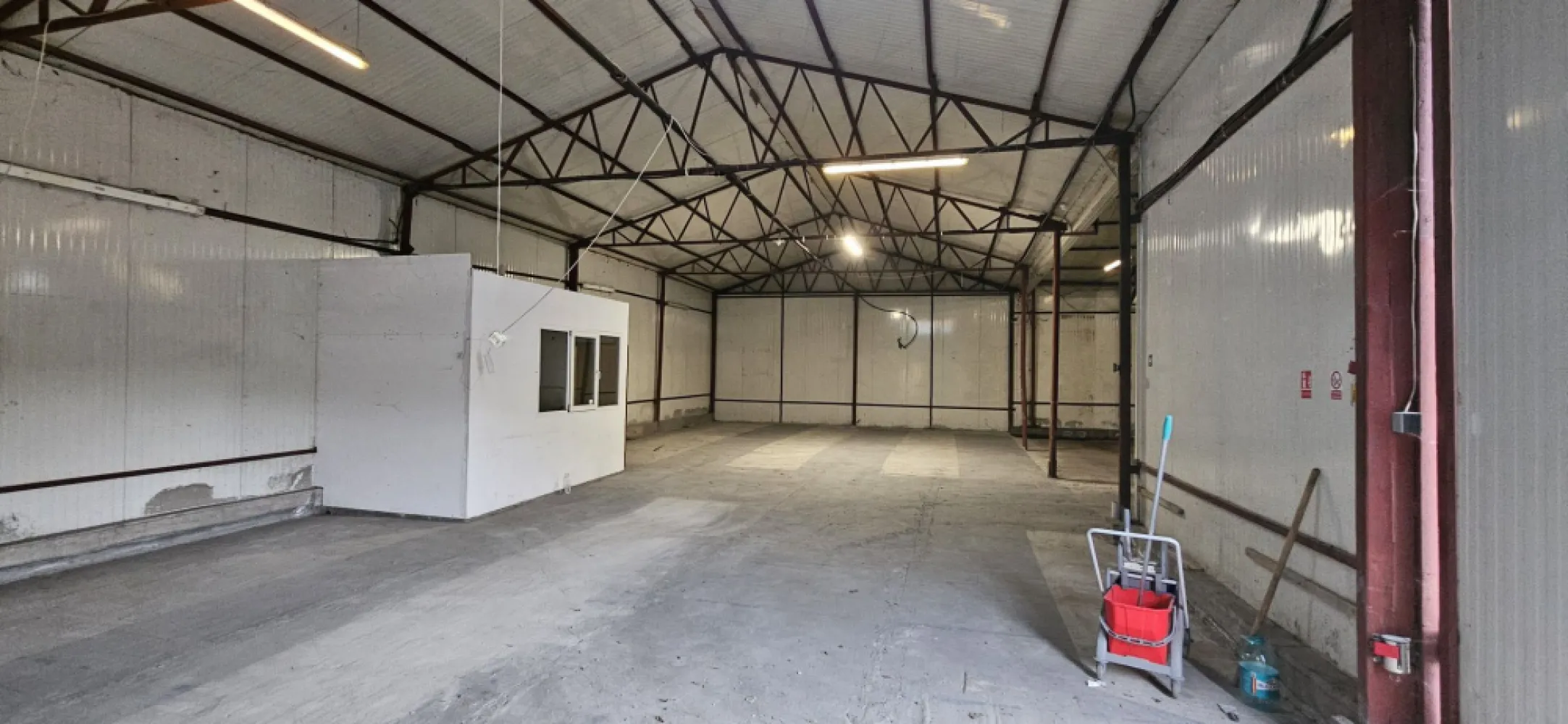Popesti Leordeni centura hala 732 mp de inchiriat - K Imobiliare propune spre inchirere spatiu de depozitare cu acces direct din Centura Bucuresti, in localitatea Popesti Leordeni.
Hala are suprafata totala de 732mp, din care 667mp spatiu depozitare si 65mp birouri. Este construita din panouri sandwich, are inaltime 5m, latime 12m, doua usi industriale, grup sanitar.
Este situata pe platforma logistica. Exista posibilitate de parcare in curte si posibilitate de inchiriere platforma betonata.

Locație: Popesti-Leordeni
Acces direct din Centura București
Curte pentru:
parcare
manevră
Posibilitate închiriere platformă betonată
2 uși industriale → acces facil marfă