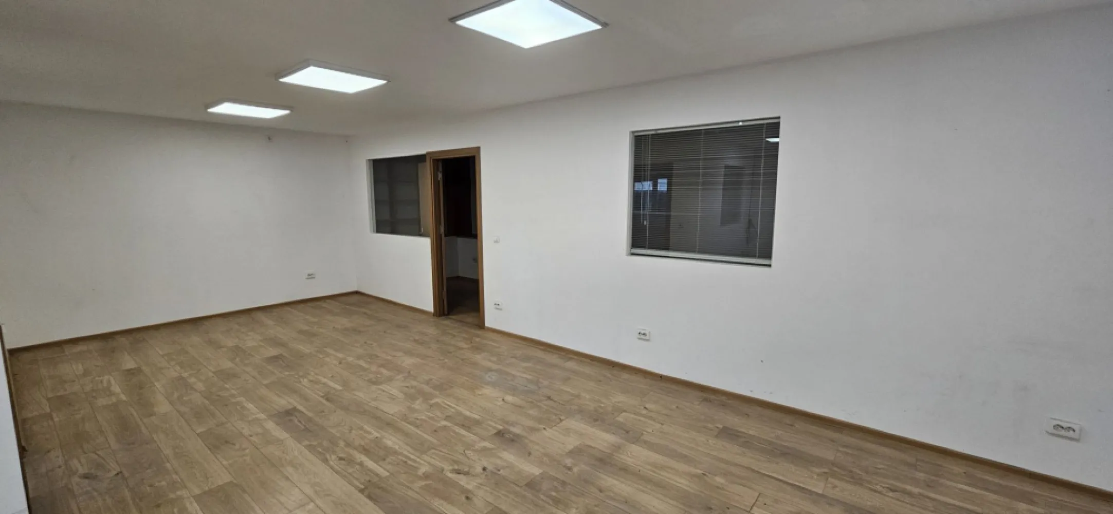 Popesti Leordeni centura hala 732 mp de inchiriat - K Imobiliare propune spre inchirere spatiu de depozitare cu acces direct din Centura Bucuresti, in localitatea Popesti Leordeni.
Hala are suprafata totala de 732mp, din care 667mp spatiu depozitare si 65mp birouri. Este construita din panouri sandwich, are inaltime 5m, latime 12m, doua usi industriale, grup sanitar.
Este situata pe platforma logistica. Exista posibilitate de parcare in curte si posibilitate de inchiriere platforma betonata.

Locație: Popesti-Leordeni
Acces direct din Centura București
Curte pentru:
parcare
manevră
Posibilitate închiriere platformă betonată
2 uși industriale → acces facil marfă