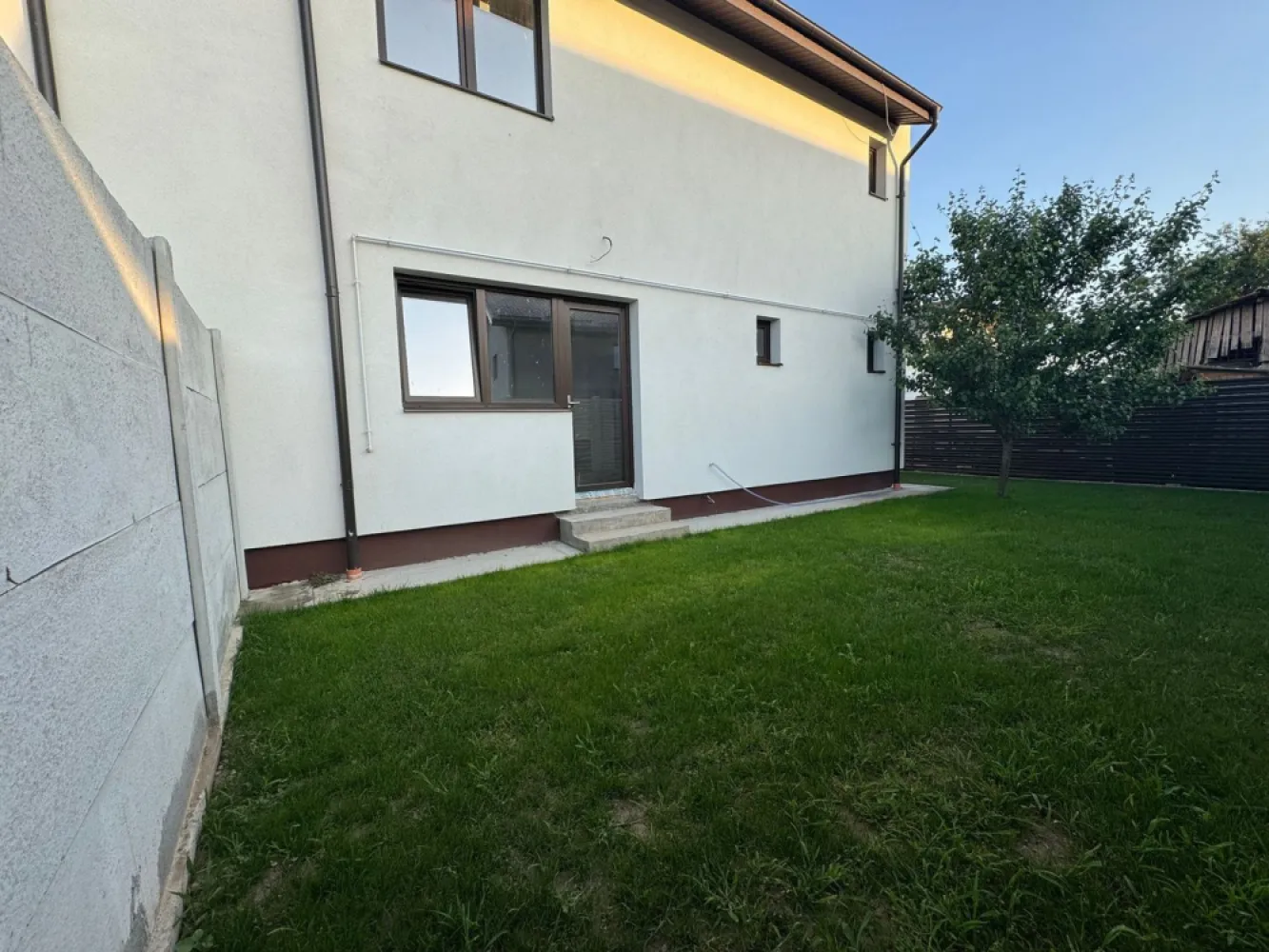 Cernica Balaceanca casa cuplata 4 camere de vanzare - K Imobiliare propune casă cuplată la calcan tip duplex an construcție 2024, în comuna Cernica, sat Bălăceanca, în suprafață de 160 mp, P+E, structurată astfel:

Parter
living cu suprafața de 23,28 mp
bucătărie cu suprafața de 15,56 mp
debara cu suprafața de 2,25 mp
cameră tehnica + spălătorie cu suprafața 5,67 mp
baie cu suprafața de 4,23 mp
hol si scară cu suprafața de 16,13 mp

Etaj
dormitor matrimonial cu suprafața de 15,50 mp + dressing cu suprafața de 2,25 mp + baie cu suprafața de 4,23 mp
dormitor 2 cu suprafața de 14,79 mp
dormitor 3 cu suprafața de 12,57 mp cu ieșire în balcon- care are suprafața de 5,72 mp
baie etaj cu suprafața de 5,40 mp
hol cu suprafața de 13,11 mp

Casa se vinde fara finisajele interioare.