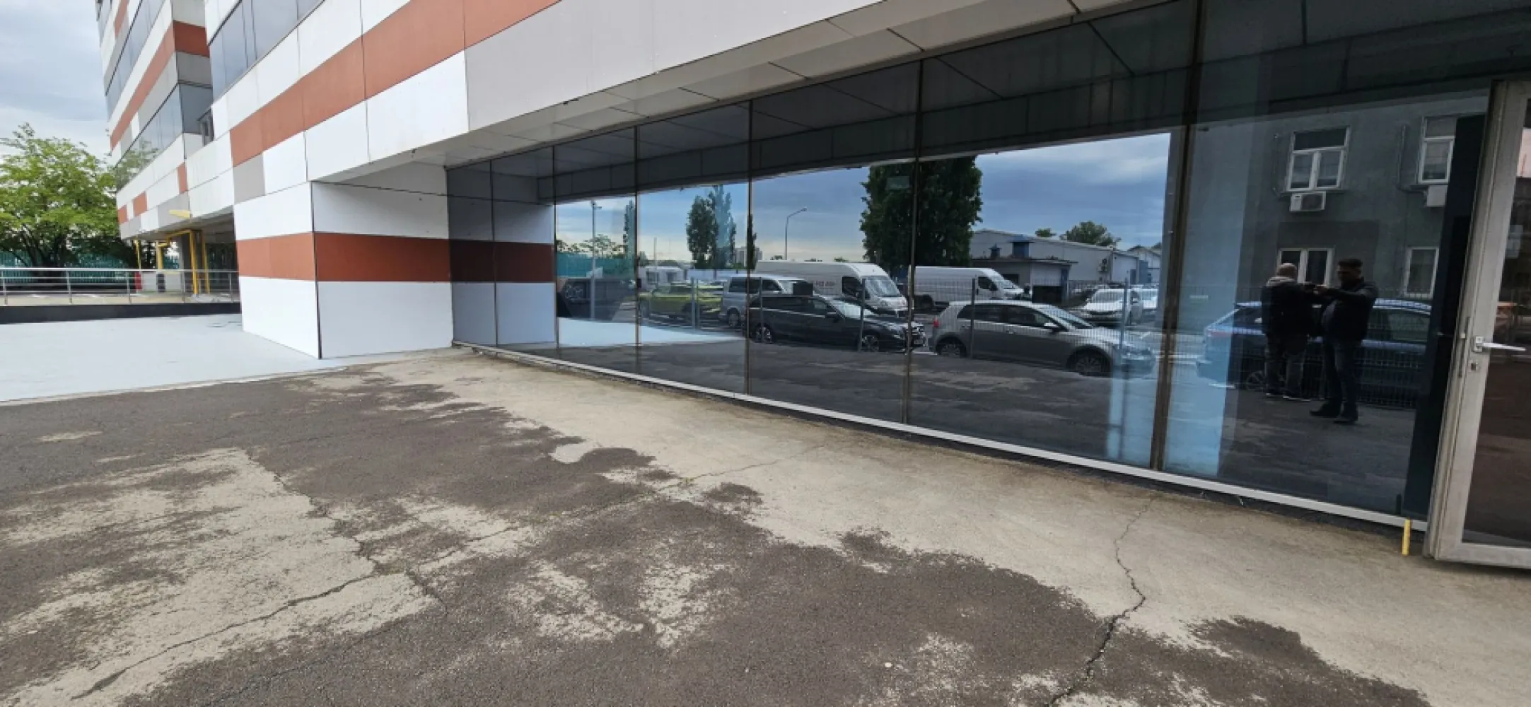 Pantelimon spatiu comercial 950 mp - K Imobiliare prezinta in zona Pantelimon antilopa spatiu comercial parter de bloc suprafata 950 mp , vitrina mare , locuri de parcare , incalzire , ventilatie , grupuri sanitare ,ISU , acces tir , rampa descarcare .