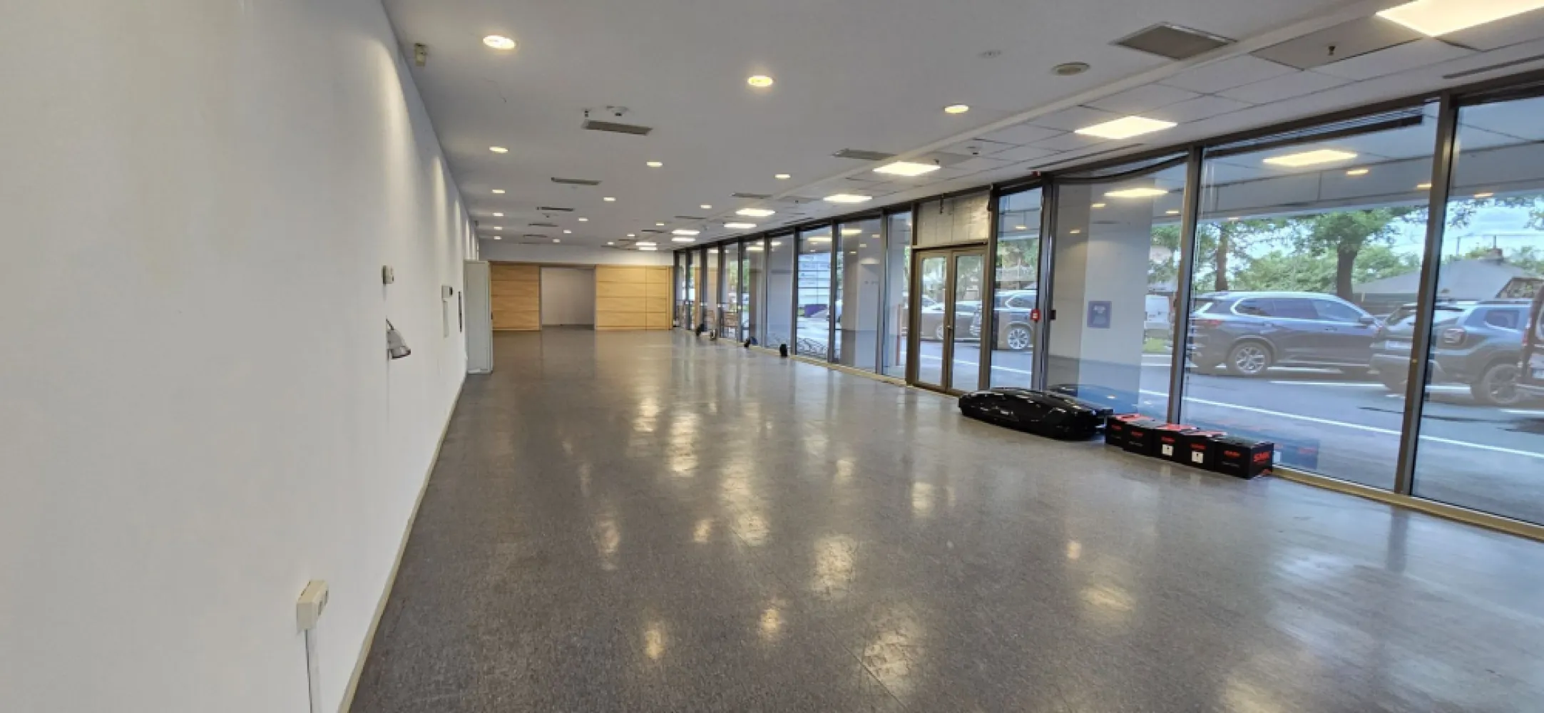 Pantelimon spatiu comercial 950 mp - K Imobiliare prezinta in zona Pantelimon antilopa spatiu comercial parter de bloc suprafata 950 mp , vitrina mare , locuri de parcare , incalzire , ventilatie , grupuri sanitare ,ISU , acces tir , rampa descarcare .