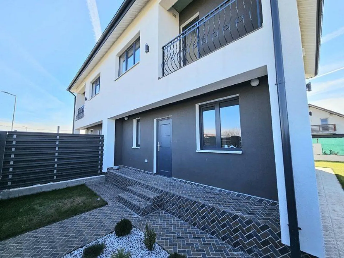 Vila tip duplex de vânzare – Glina, Ilfov 4 camere particular - Particular ofer spre vânzare vilă tip duplex situată în Glina, județul Ilfov, într-o zonă liniștită, ideală pentru locuit.
Imobilul este construit in 2023 pe regim de înălțime P+1 și este compartimentat eficient, având:
4 camere spațioase
2 grupuri sanitare
bucătărie
spații de depozitare
Casa dispune de centrală termică proprie, oferind confort termic pe tot parcursul anului.
Proprietatea beneficiază de loc de parcare și este racordată la utilitățile (apă,, electricitate, canalizare).
Ideală pentru familie sau ca investiție.