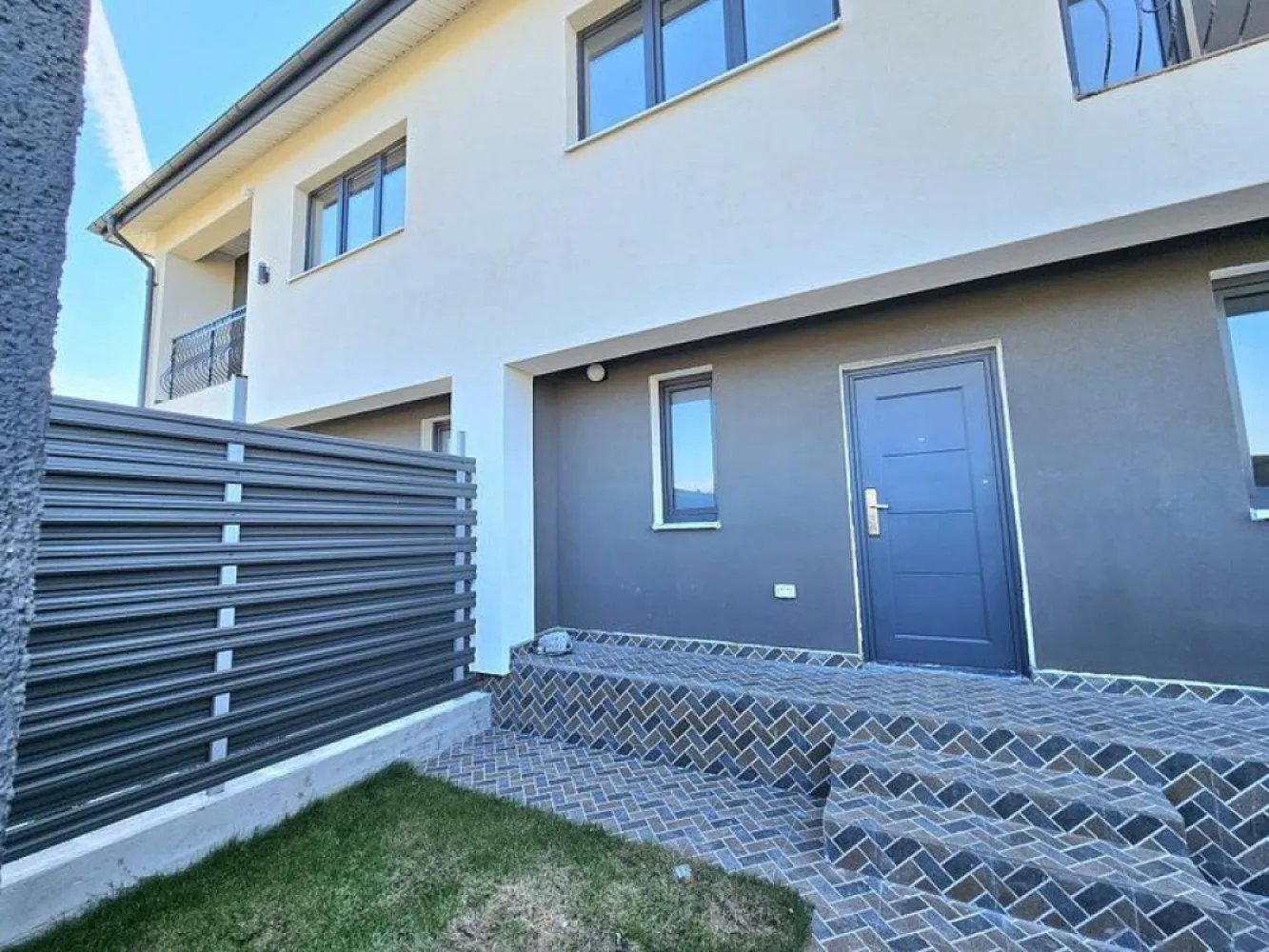 Vila tip duplex de vânzare – Glina, Ilfov 4 camere particular - Particular ofer spre vânzare vilă tip duplex situată în Glina, județul Ilfov, într-o zonă liniștită, ideală pentru locuit.
Imobilul este construit in 2023 pe regim de înălțime P+1 și este compartimentat eficient, având:
4 camere spațioase
2 grupuri sanitare
bucătărie
spații de depozitare
Casa dispune de centrală termică proprie, oferind confort termic pe tot parcursul anului.
Proprietatea beneficiază de loc de parcare și este racordată la utilitățile (apă,, electricitate, canalizare).
Ideală pentru familie sau ca investiție.