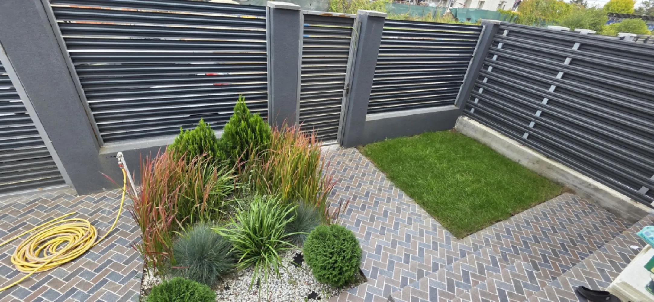Vila tip duplex de vânzare – Glina, Ilfov 4 camere particular - Particular ofer spre vânzare vilă tip duplex situată în Glina, județul Ilfov, într-o zonă liniștită, ideală pentru locuit.
Imobilul este construit in 2023 pe regim de înălțime P+1 și este compartimentat eficient, având:
4 camere spațioase
2 grupuri sanitare
bucătărie
spații de depozitare
Casa dispune de centrală termică proprie, oferind confort termic pe tot parcursul anului.
Proprietatea beneficiază de loc de parcare și este racordată la utilitățile (apă,, electricitate, canalizare).
Ideală pentru familie sau ca investiție.