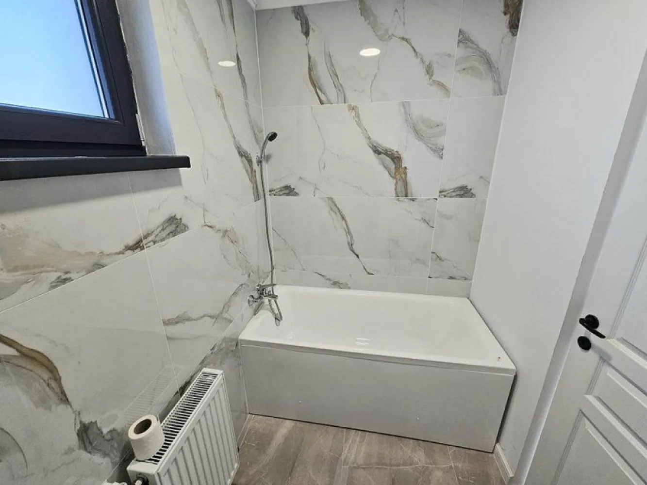 Vila tip duplex de vânzare – Glina, Ilfov 4 camere particular - Particular ofer spre vânzare vilă tip duplex situată în Glina, județul Ilfov, într-o zonă liniștită, ideală pentru locuit.
Imobilul este construit in 2023 pe regim de înălțime P+1 și este compartimentat eficient, având:
4 camere spațioase
2 grupuri sanitare
bucătărie
spații de depozitare
Casa dispune de centrală termică proprie, oferind confort termic pe tot parcursul anului.
Proprietatea beneficiază de loc de parcare și este racordată la utilitățile (apă,, electricitate, canalizare).
Ideală pentru familie sau ca investiție.